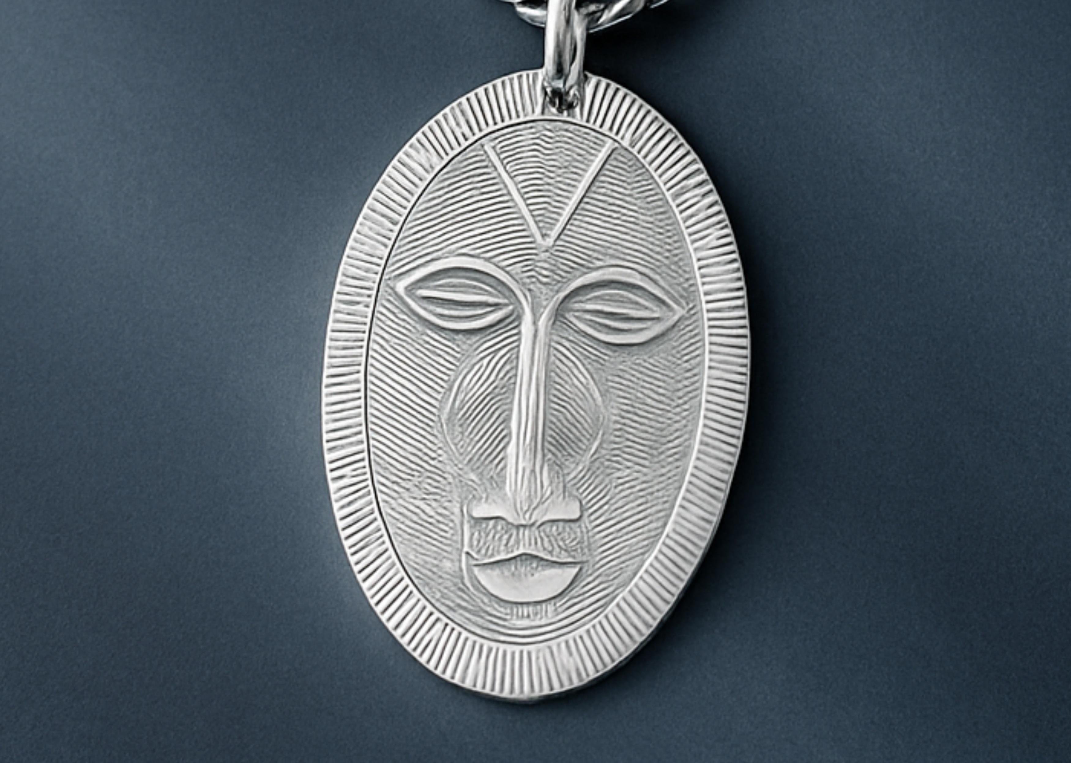 Handgefertigte Silbermedaille, 92,5% Sterling, inspiriert von westafrikanischen Masken (21. Jahrhundert und zeitgenössisch) im Angebot