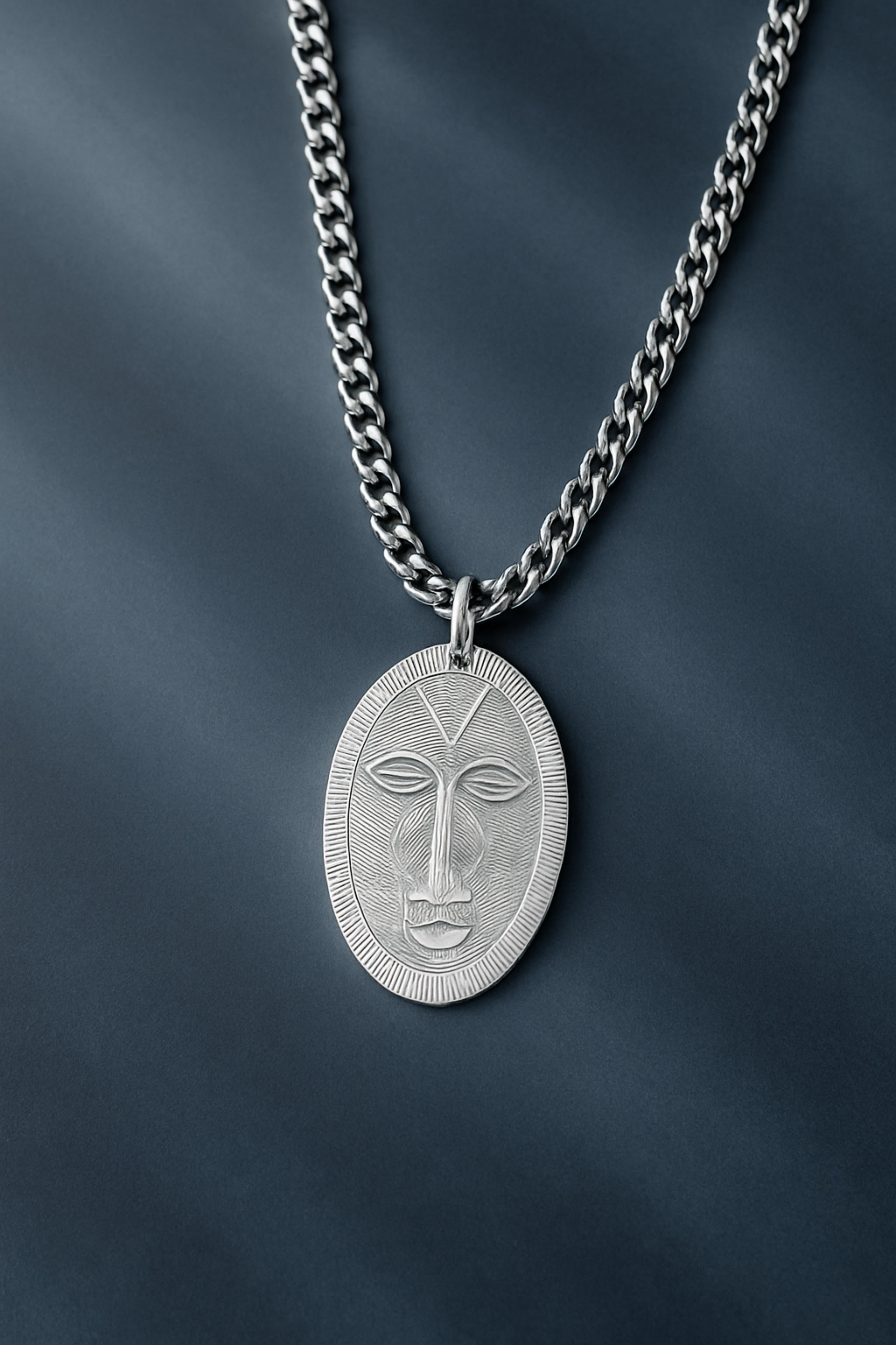 Handgefertigte Silbermedaille, 92,5% Sterling, inspiriert von westafrikanischen Masken im Angebot 1