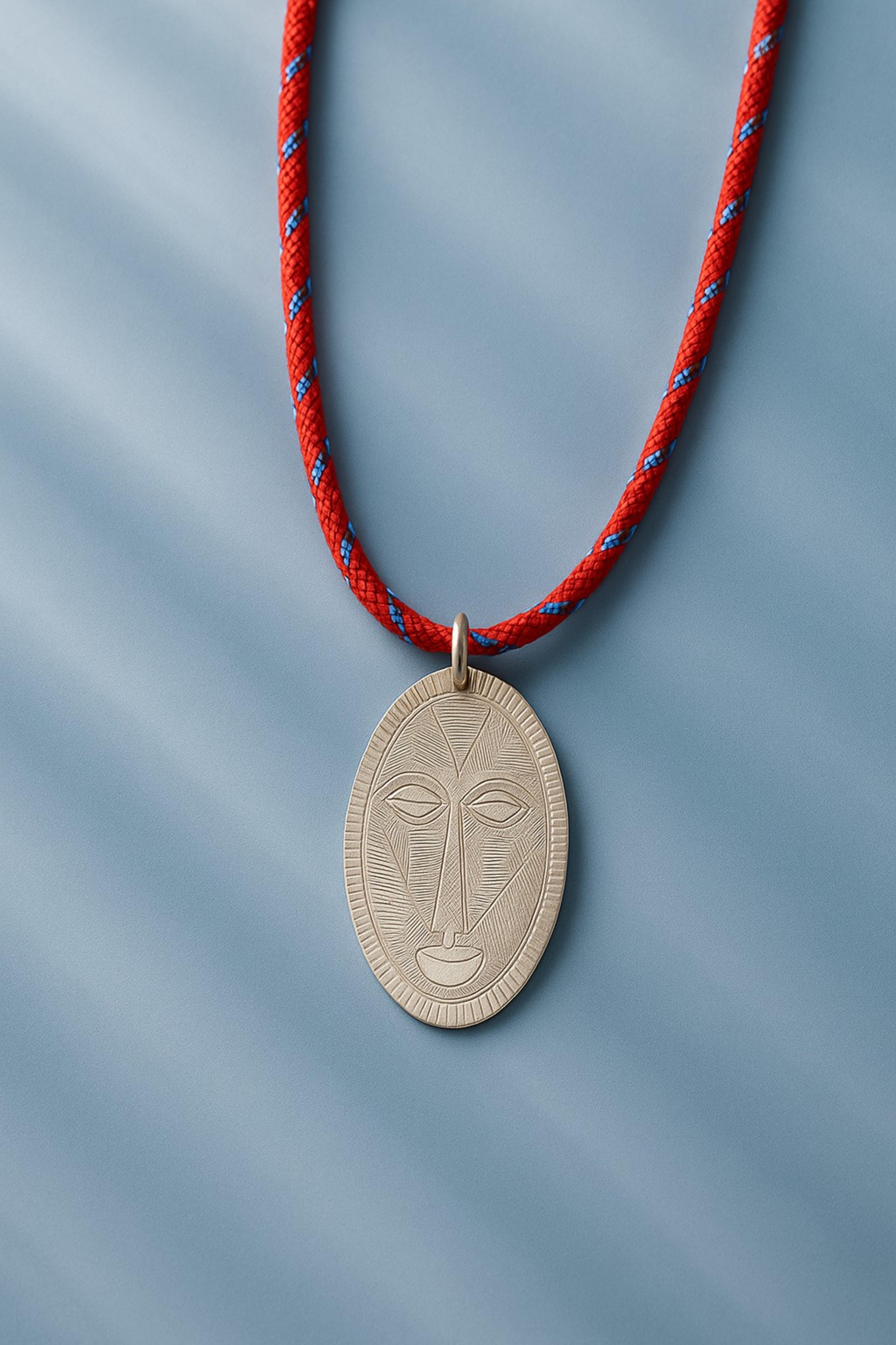 Handgefertigte Silbermedaille (92,5% Sterling) Inspiriert von westafrikanischen Masken im Angebot 2