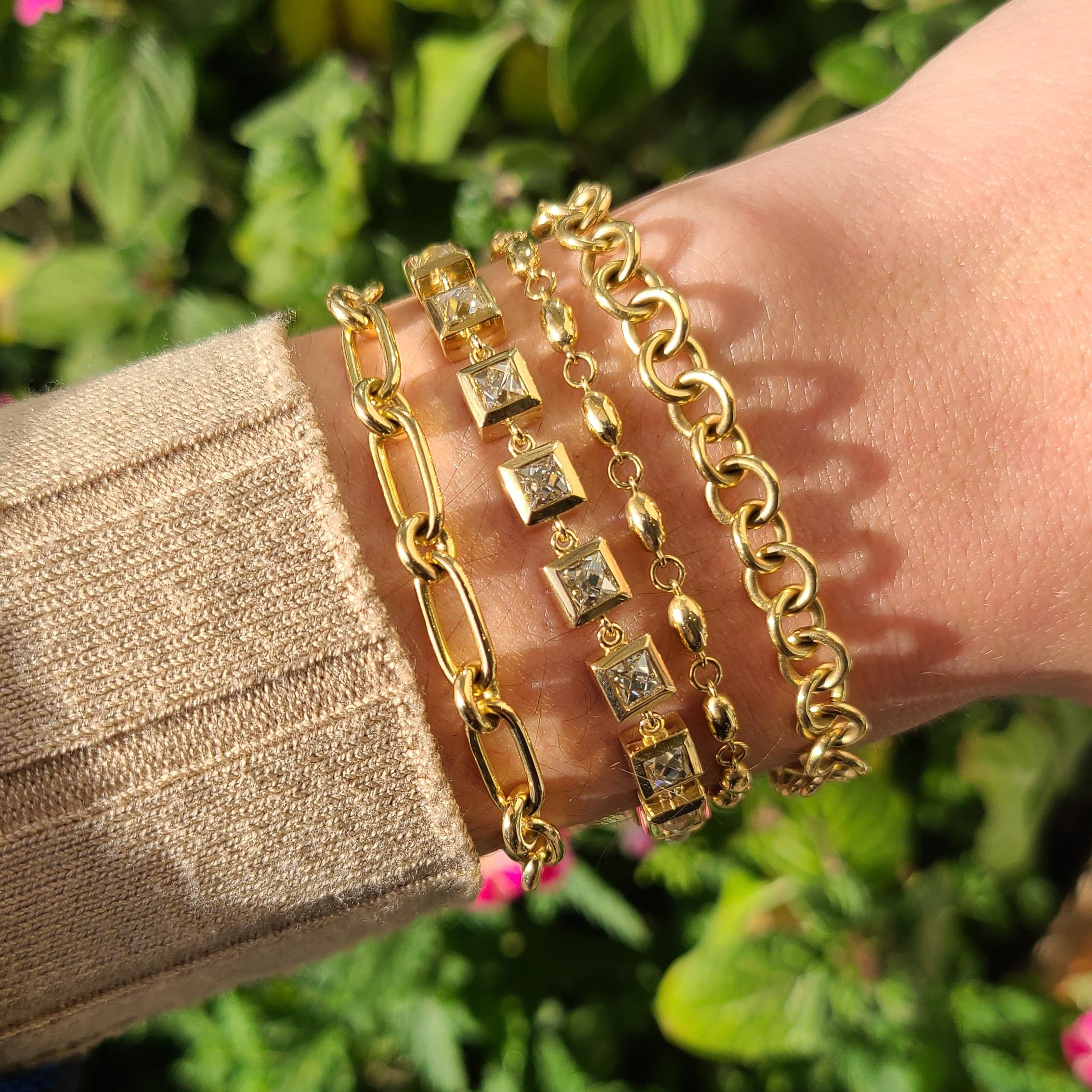 Handgefertigtes langes Perlenarmband aus 18 Karat Gelbgold.

Armband misst 7,5