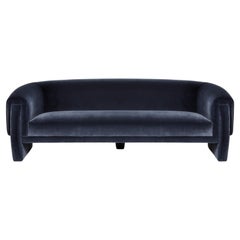 Handgefertigtes Sofa mit architektonischer Silhouette und hochfestem Samt