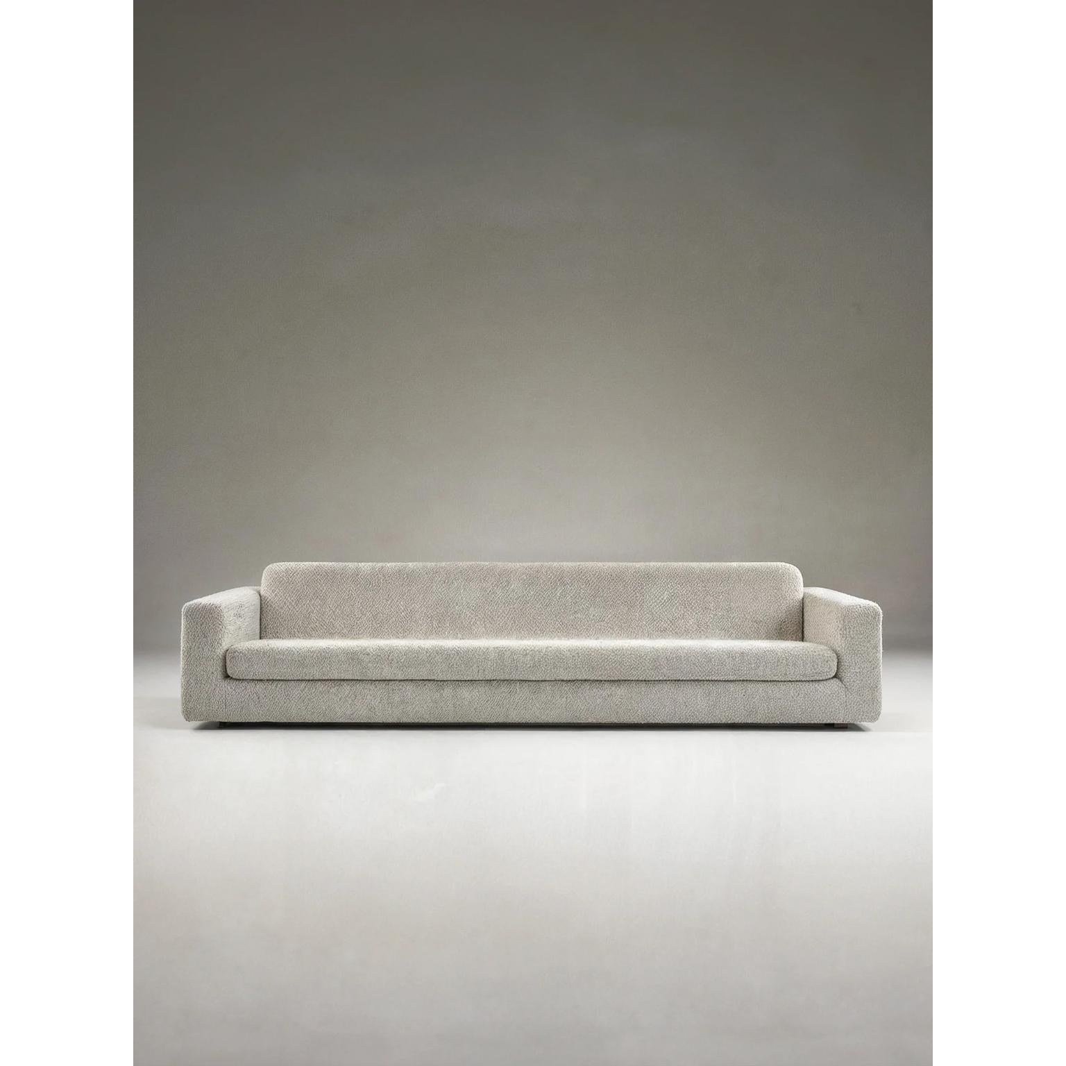 Sofá contemporáneo flotante de lana de alpaca suave hecho a mano por Dennis Kaiser
Dimensiones: P 110 x An 320 x Al 75 cm.
Materiales: Tejido bouclé de lana de alpaca.

Hecho a mano en Toscana, Italia. La personalización está disponible previa