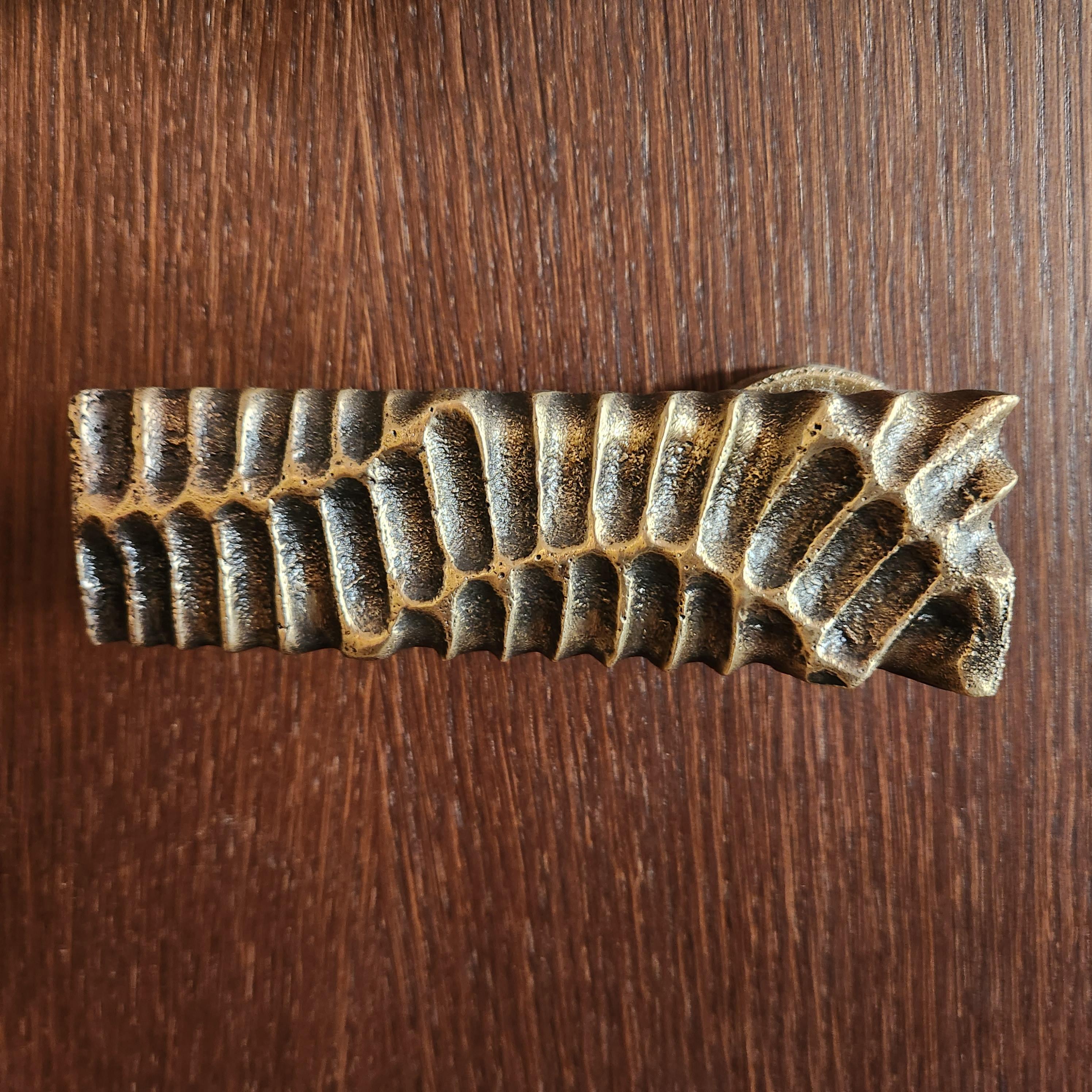 Forgiato Realizzato a mano in ottone massiccio  maniglie a leva con design organico 14,5 cm x 4,5 cm in vendita