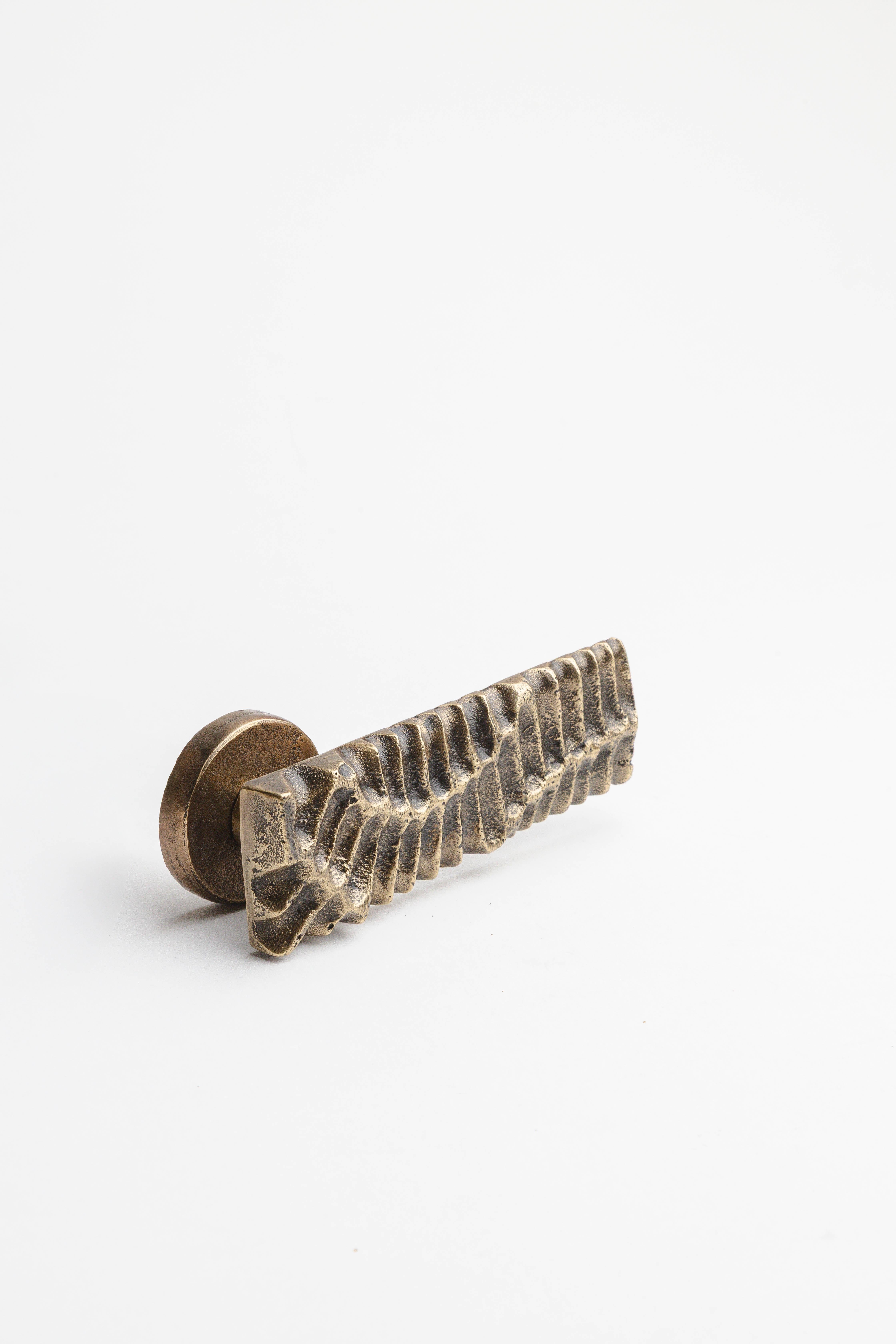 Handcrafted solid brass  lever handles with organic design 14.5 cm x 4.5 cm In New Condition For Sale In Marrakech, MA