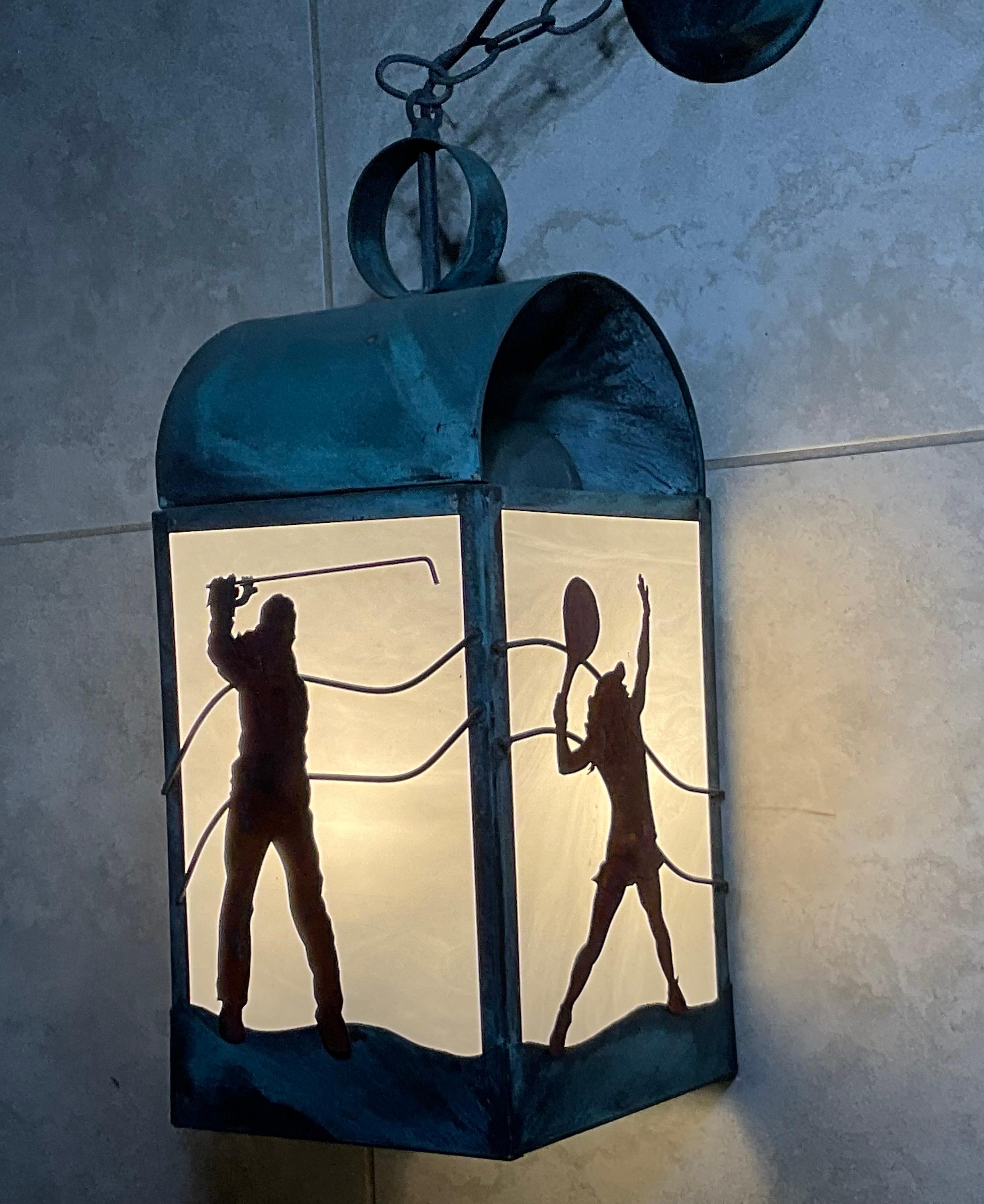 Lanterne suspendue artisanale en cuivre massif avec silhouette unique de golfeur 20x8x8 en vente 3