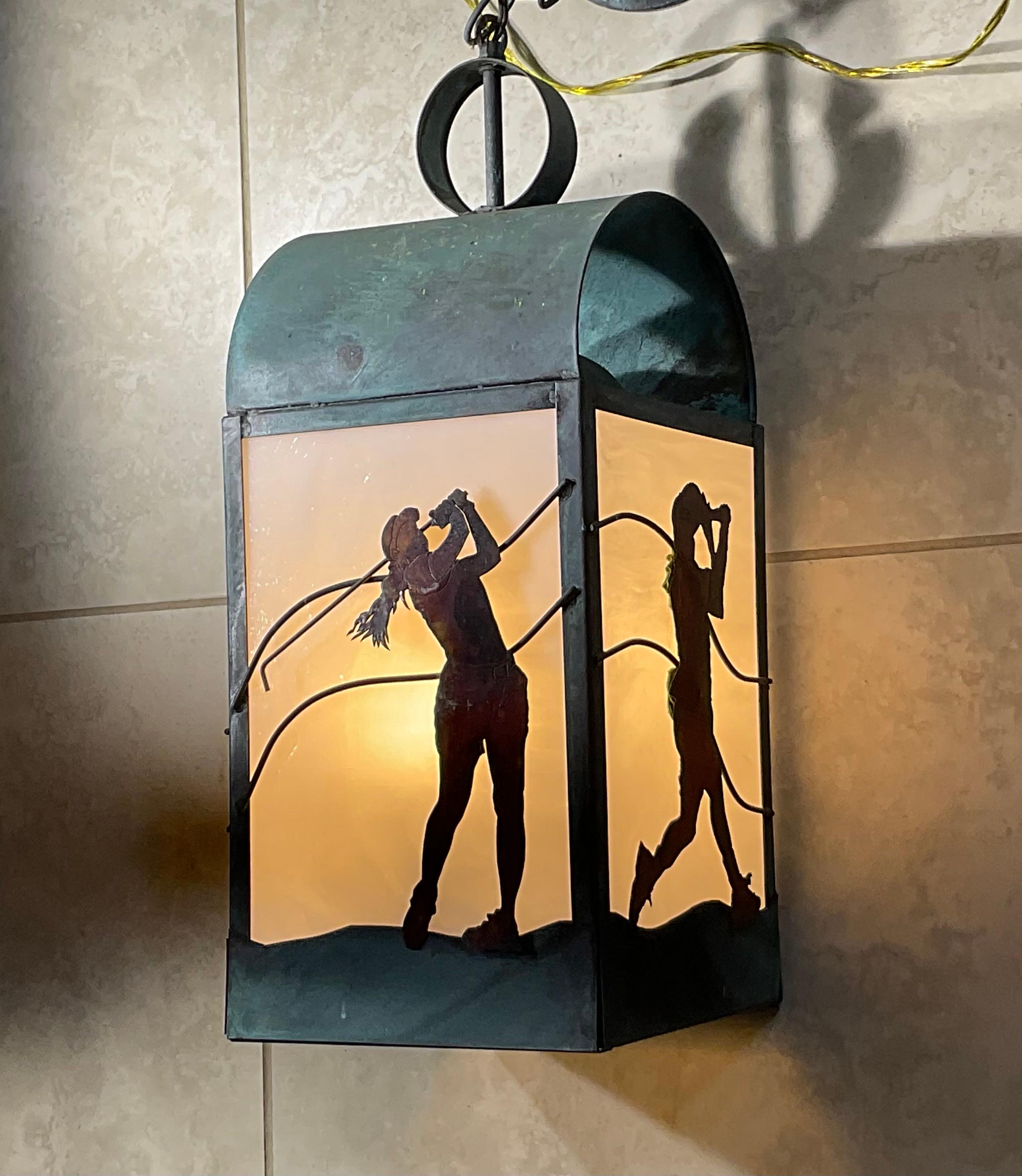 Lanterne suspendue artisanale en cuivre massif avec silhouette unique de golfeur 20x8x8 en vente 2