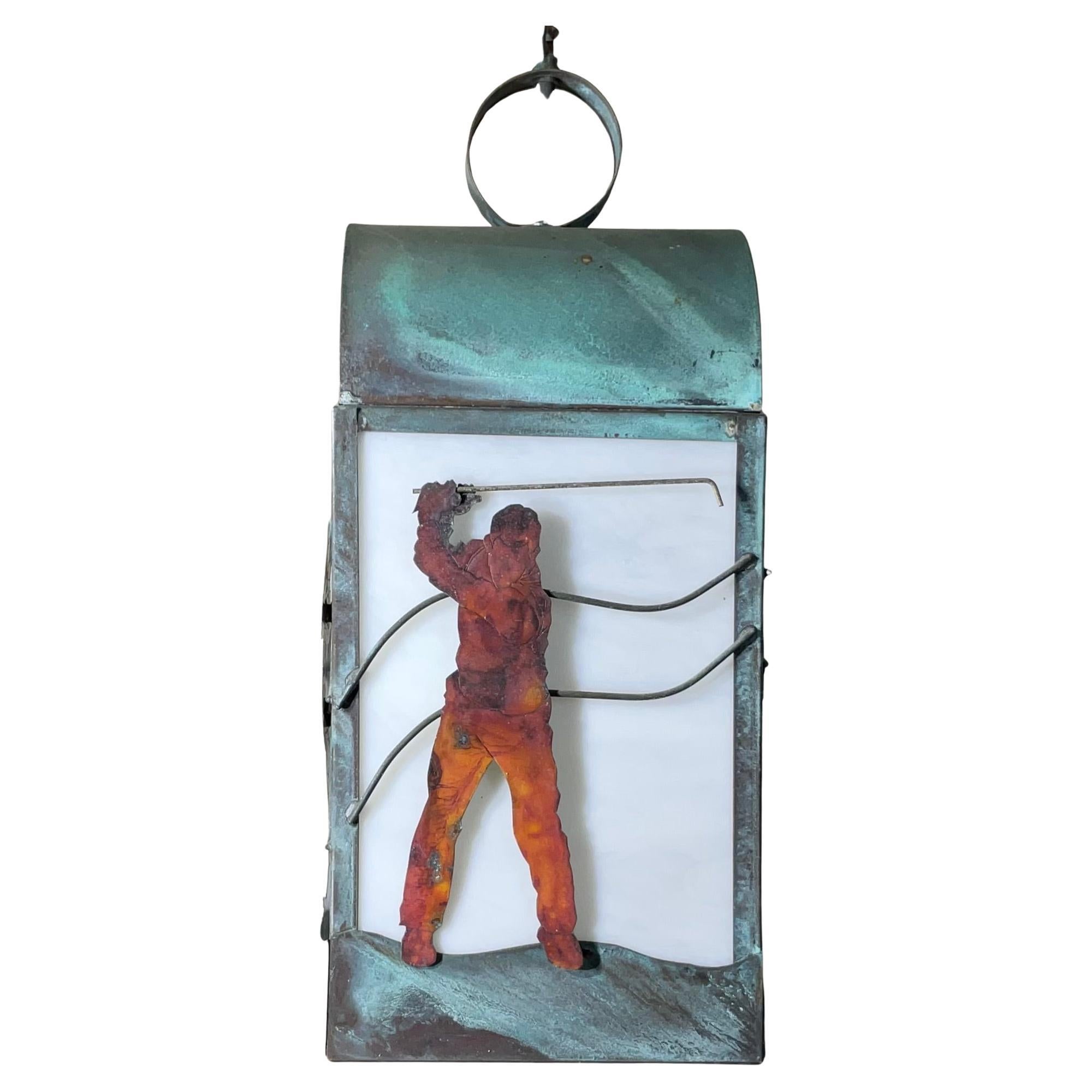 Lanterne suspendue artisanale en cuivre massif avec silhouette unique de golfeur 20x8x8 en vente