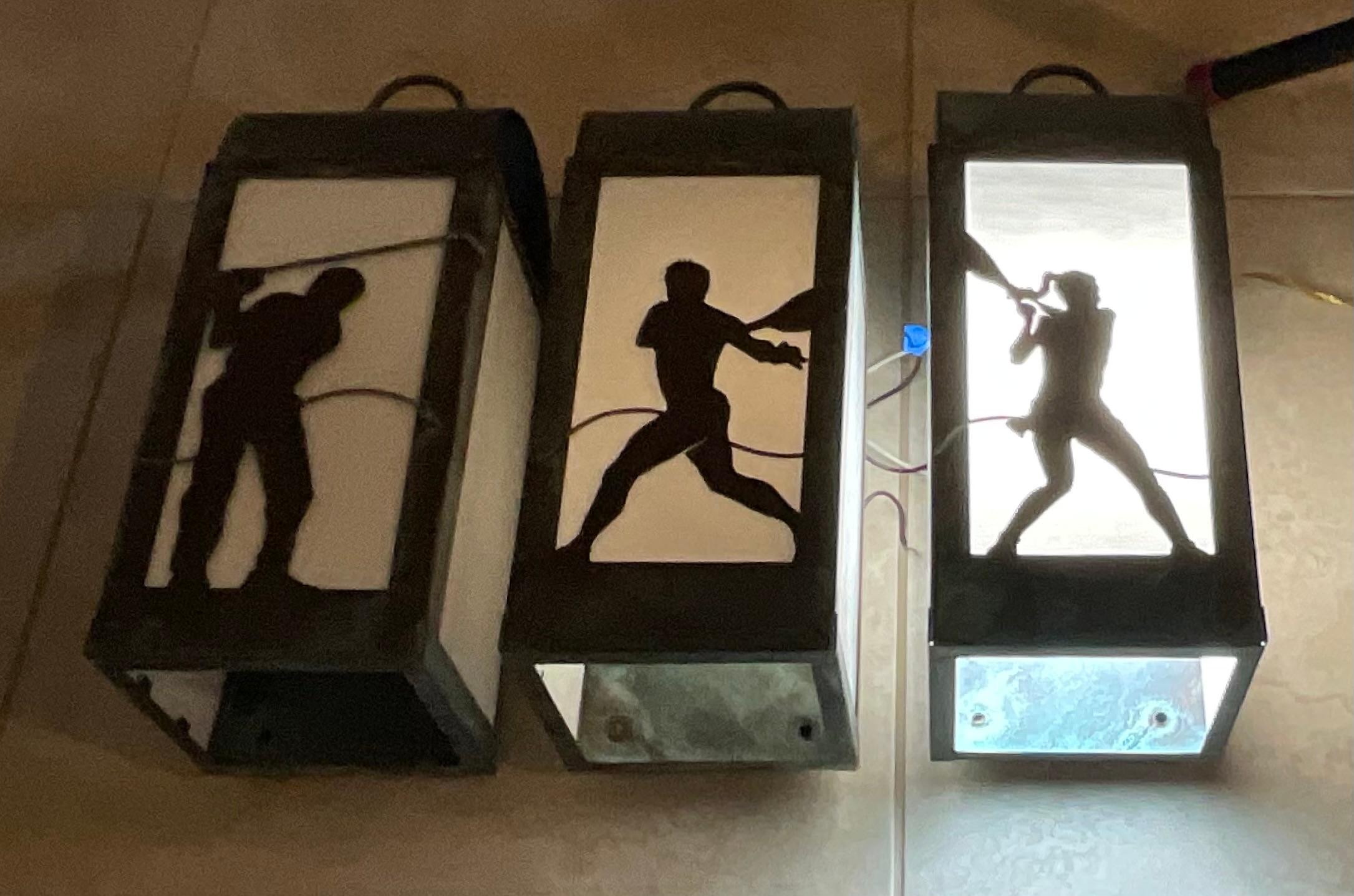 

Illumina il tuo spazio con un tocco di eleganza rustica e fascino sportivo grazie a questa squisita lanterna da parete. Realizzato in rame massiccio, questo pezzo non è solo una lampada: è una testimonianza di artigianato duraturo e design unico.