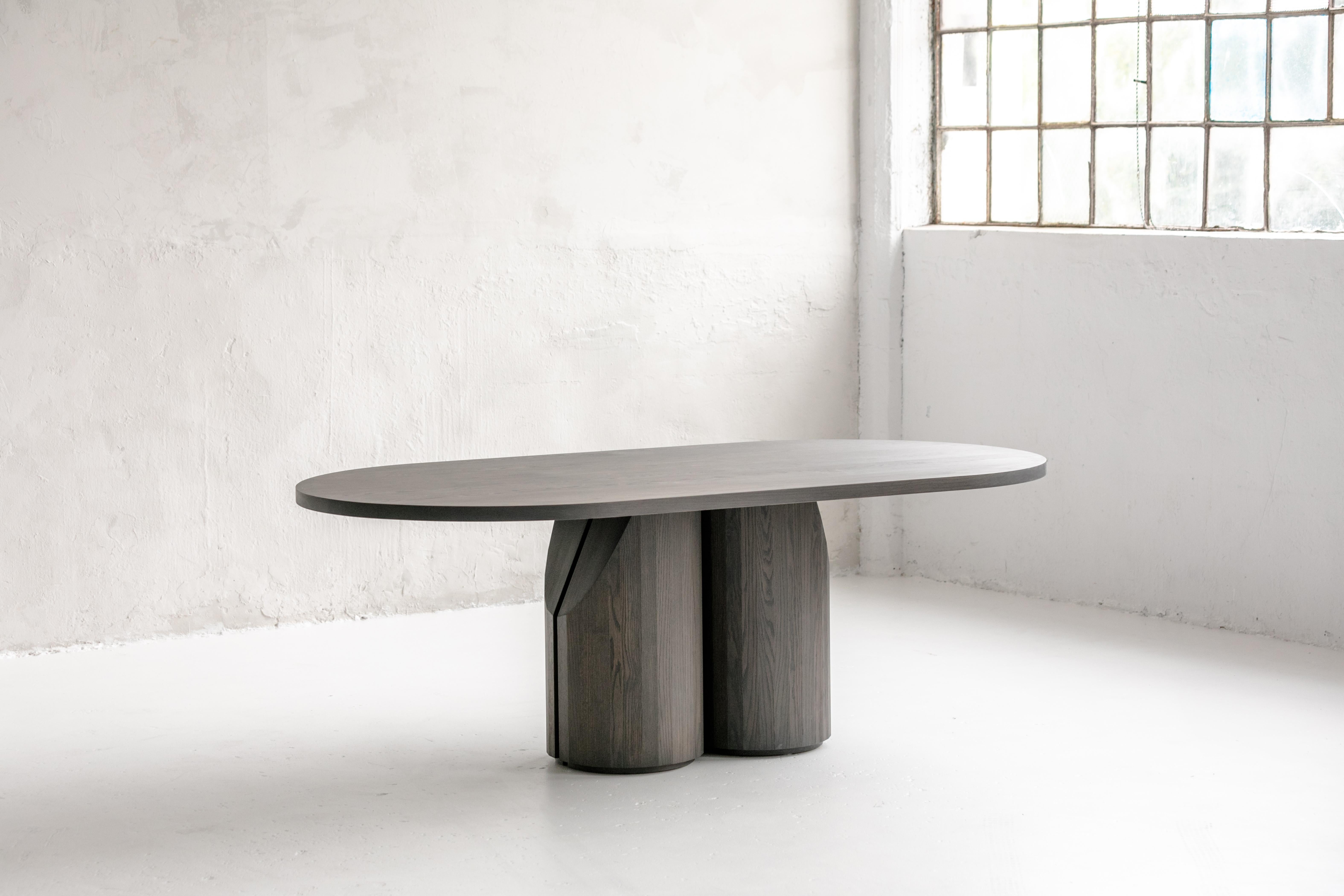 Moderne Table de salle à manger étroite en chêne foncé massif fabriquée à la main 120 po. (L) par Mary Ratcliffe Studio en vente
