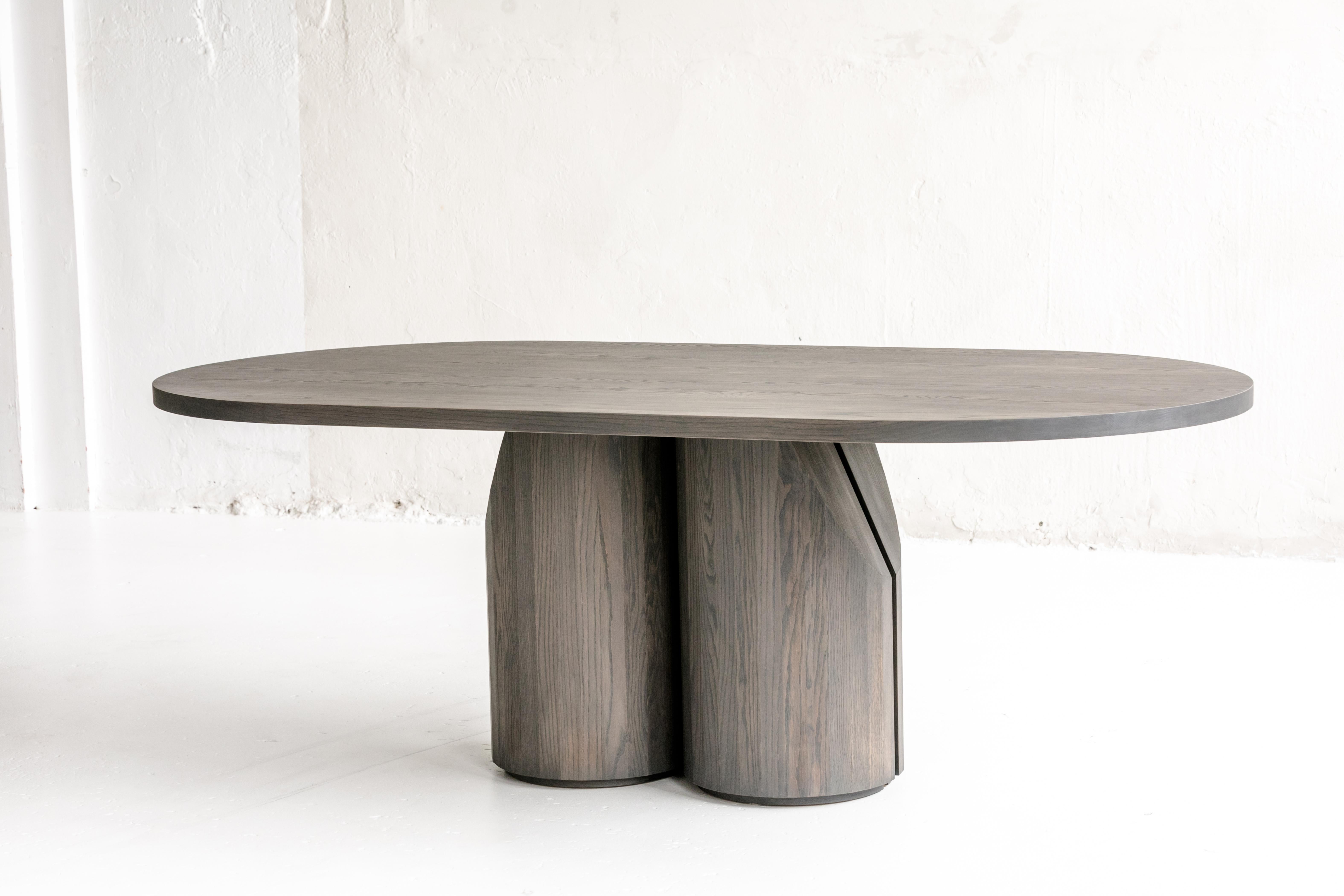 Moderne Table de salle à manger étroite en chêne foncé massif fabriquée à la main 96