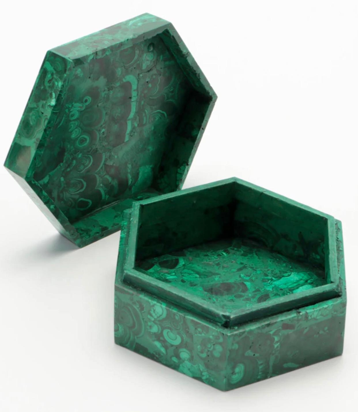 Sculpté à la main Boîte à couvercle hexagonale en malachite massive fabriquée à la main