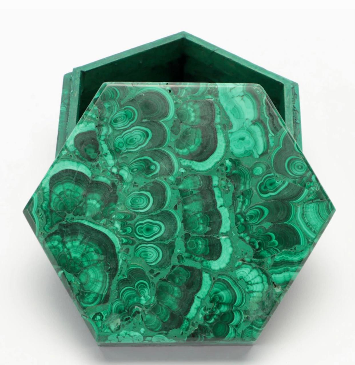 Boîte à couvercle hexagonale en malachite massive fabriquée à la main Bon état à Chicago, IL