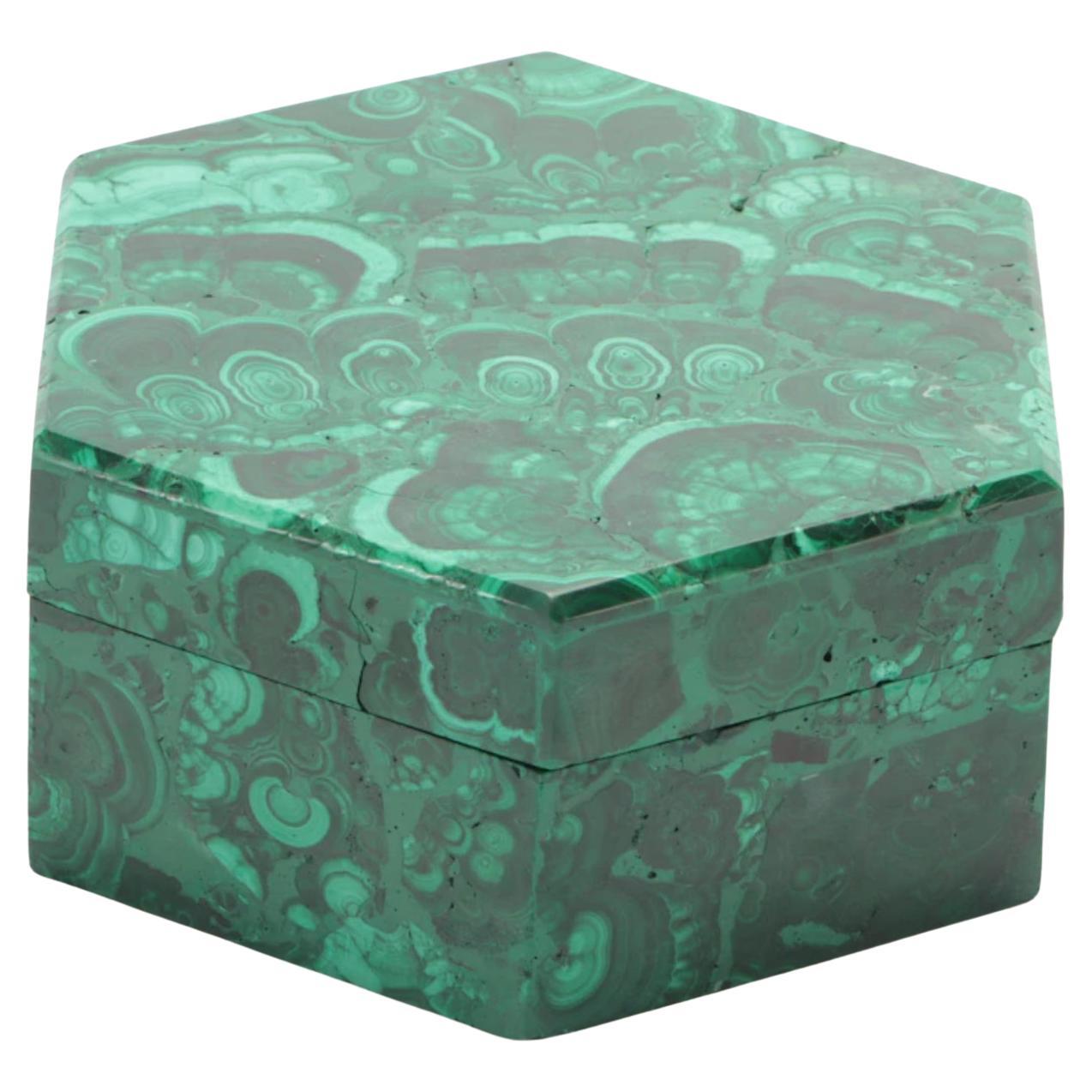 Boîte à couvercle en malachite de qualité pierre précieuse. Sculptée et fabriquée à la main avec un couvercle amovible de forme hexagonale. Magnifiques motifs sur le couvercle et les côtés de la boîte. Cinq pouces de large et plus de cinq pouces de