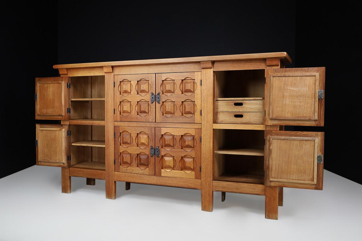 Credenza artesanal de roble macizo con detalles de hierro forjado España años 40 en venta 5