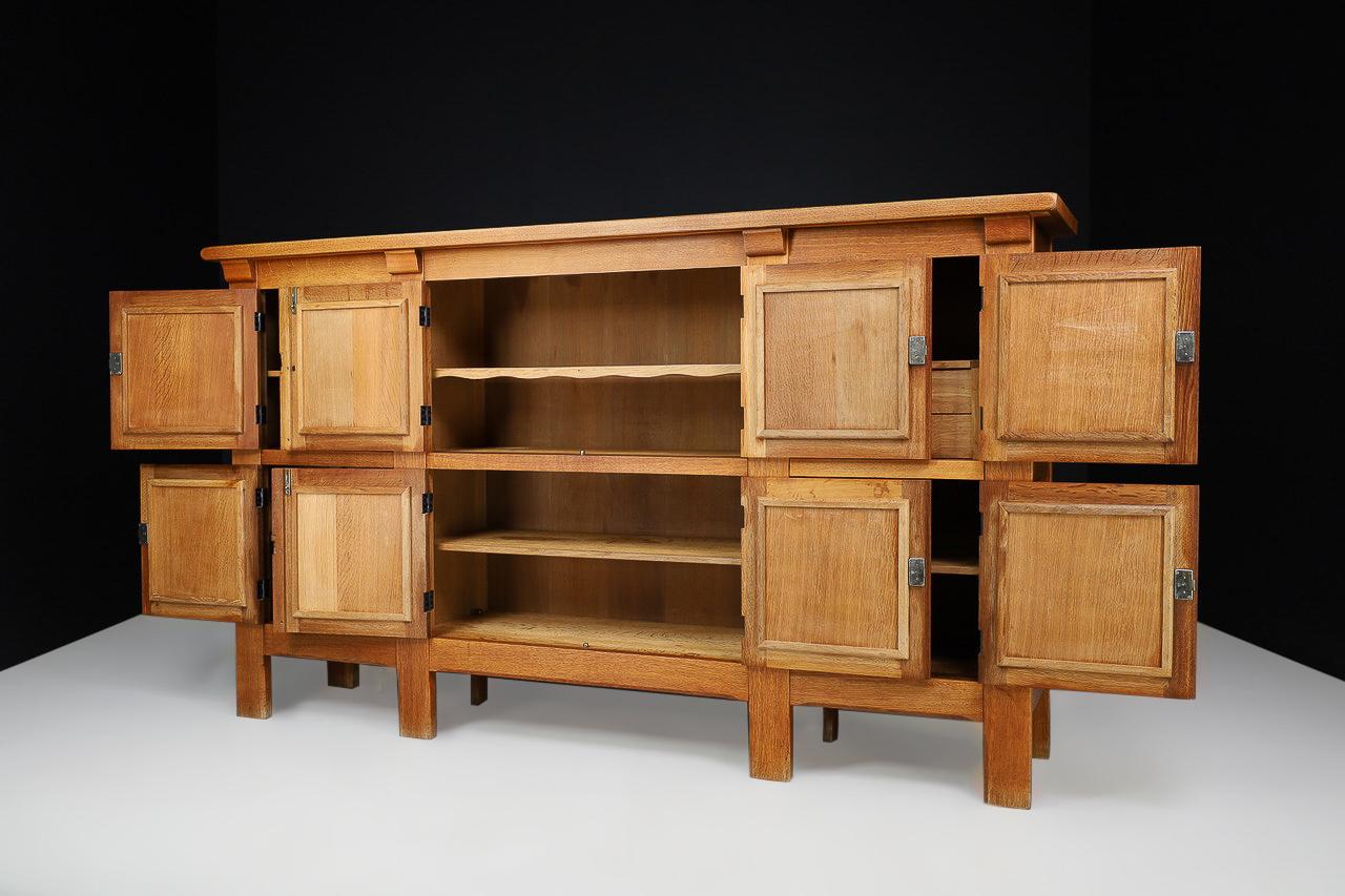 Credenza artesanal de roble macizo con detalles de hierro forjado España años 40 en Bueno estado para la venta en Almelo, NL