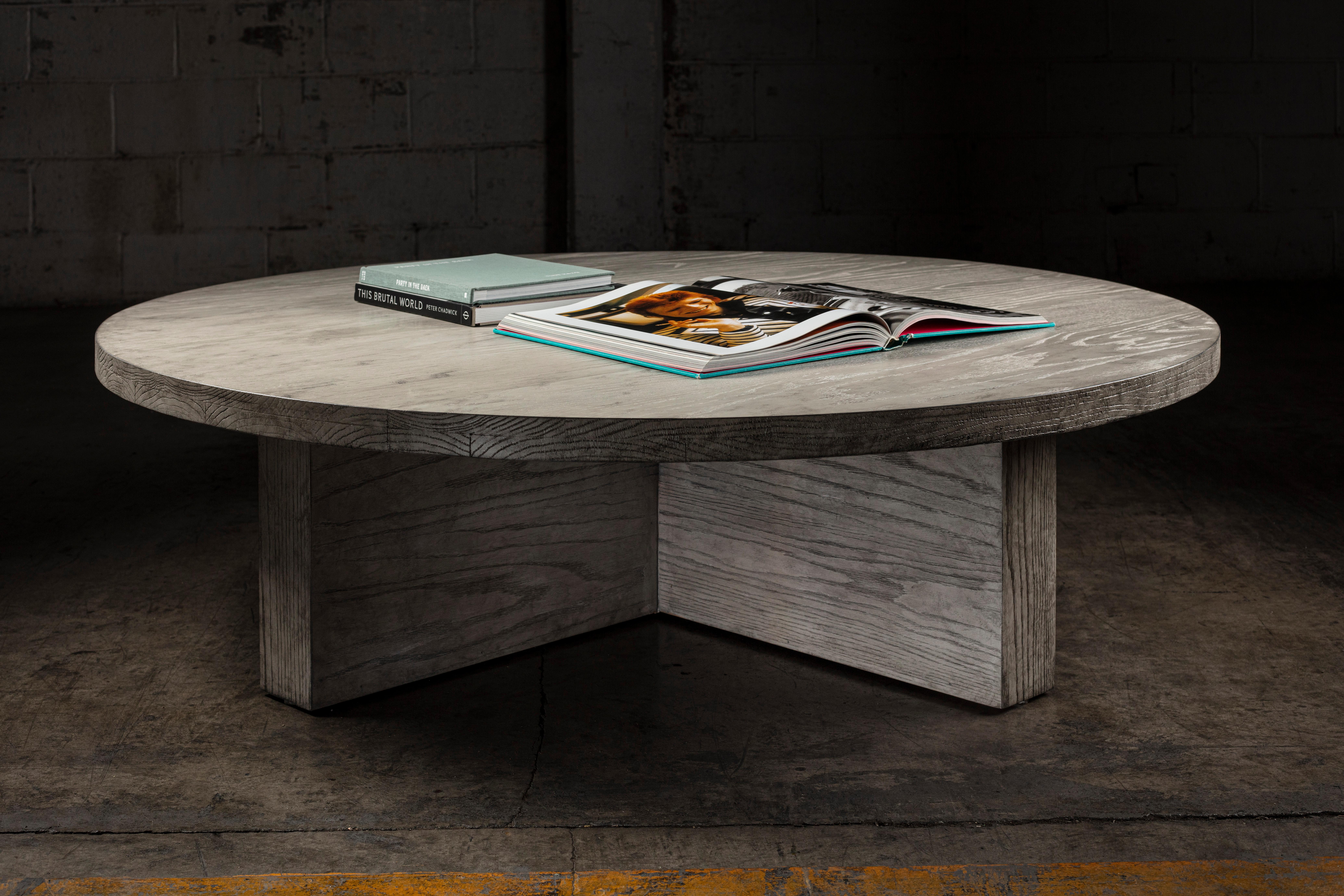 Moderne Table basse Atlantic ronde en chêne massif fabriquée à la main en vente