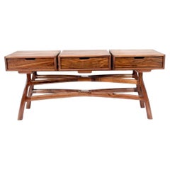 Handcrafted 3-Schubladen-Konsole aus massivem Nussbaum mit skulpturalem Sockel - handwerklich hergestellt