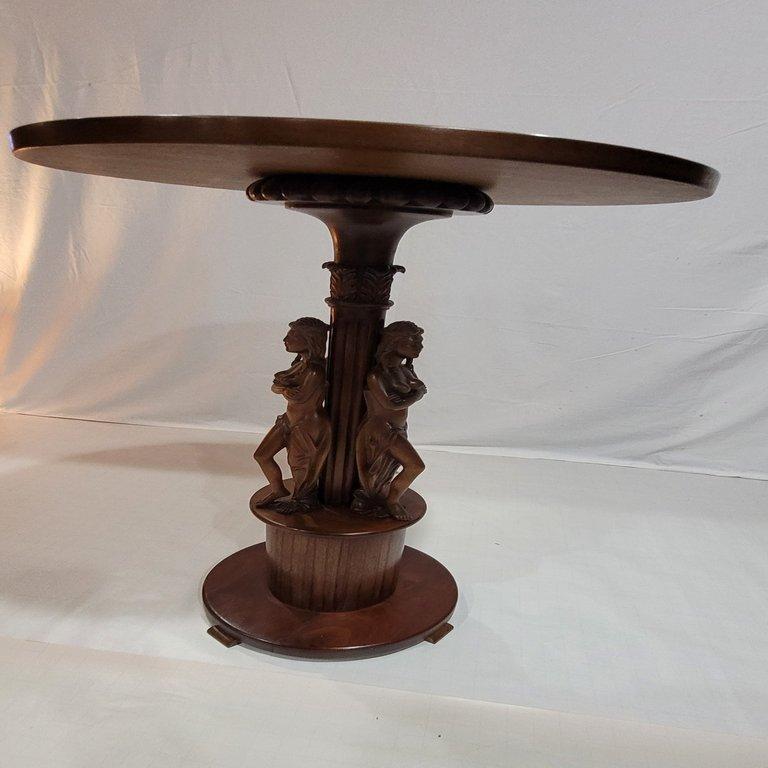 Table centrale en noyer massif fabriquée à la main avec des sculptures inspirées du 19e siècle
Cette table centrale exquise est fabriquée de main de maître à partir de bois de noyer massif, alliant un savoir-faire intemporel à un art historique.