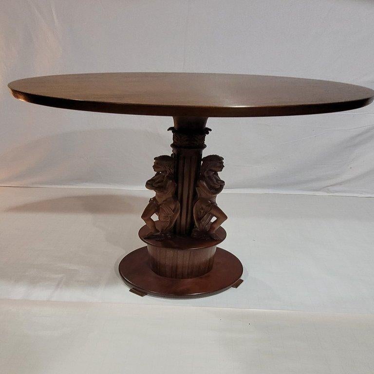 Néoclassique Table centrale en noyer massif fabriquée à la main avec des sculptures inspirées du 19e siècle en vente