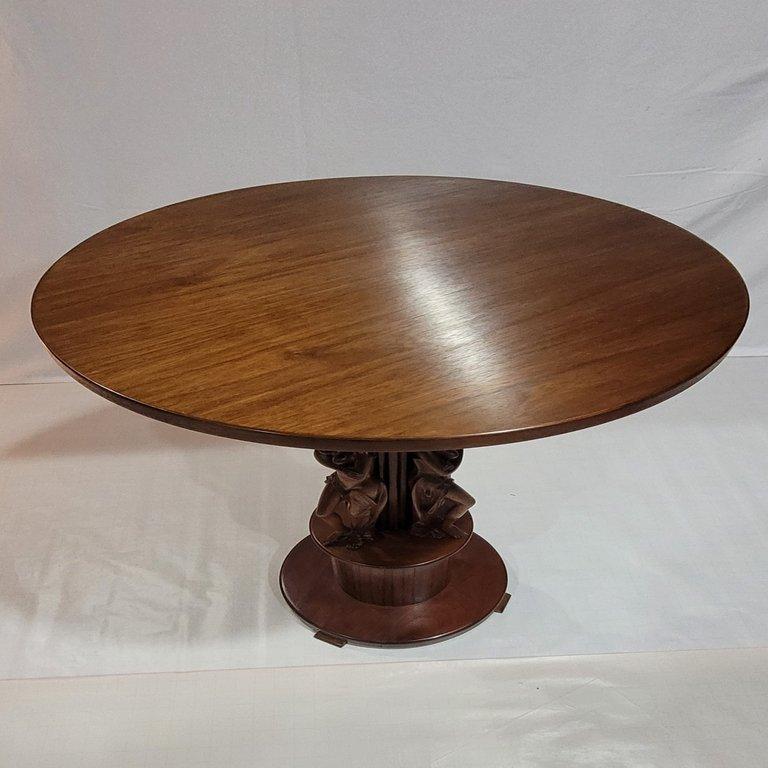 Sculpté à la main Table centrale en noyer massif fabriquée à la main avec des sculptures inspirées du 19e siècle en vente