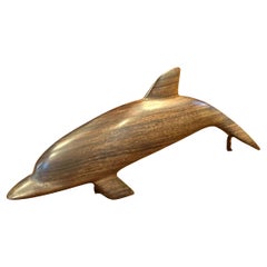 Sculpture de dauphin en noyer massif fabriquée à la main
