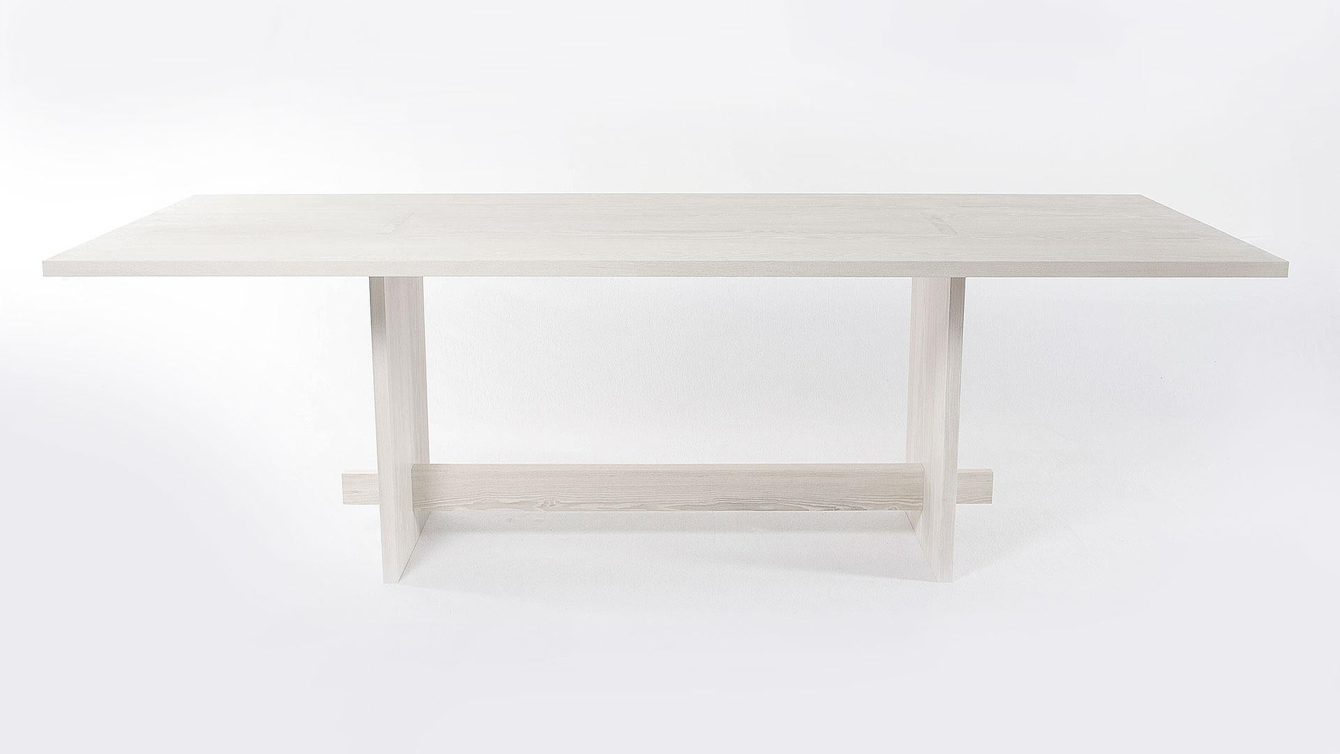 Moderne Table de salle à manger Himes en frêne blanc massif fabriquée à la main, 120 po. (L) par Mary Ratcliffe Studio en vente