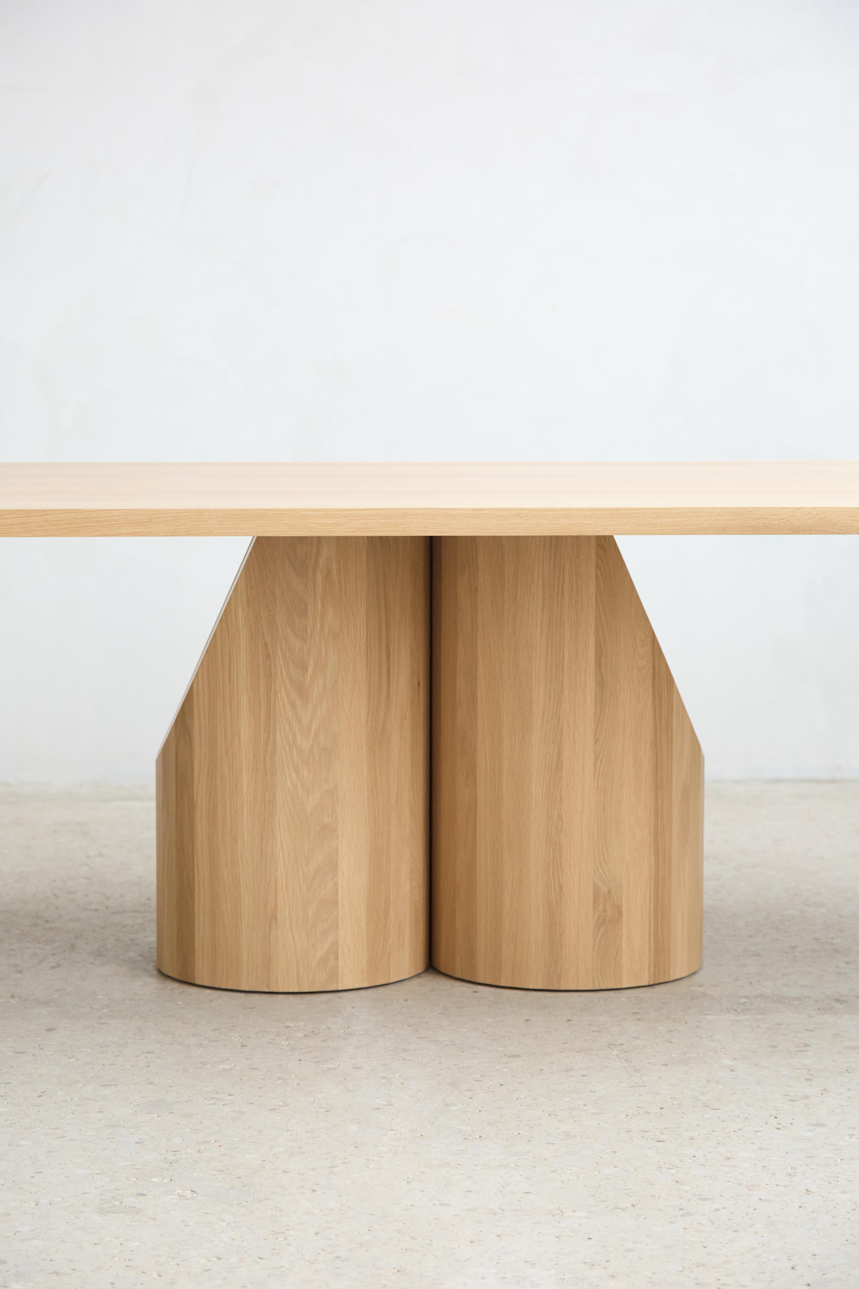 Fabricada en madera maciza y diseñada para durar generaciones, nuestra Mesa de Comedor Barrow supera los límites de lo que es posible con la construcción en madera maciza. El artículo de la foto es nuestra Mesa Barrow en roble blanco. 

Trabajamos