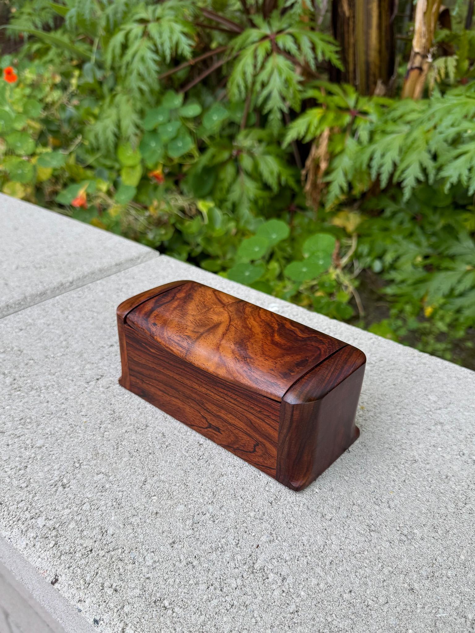Caja artesanal de madera maciza con tapa, Siglo XX 3