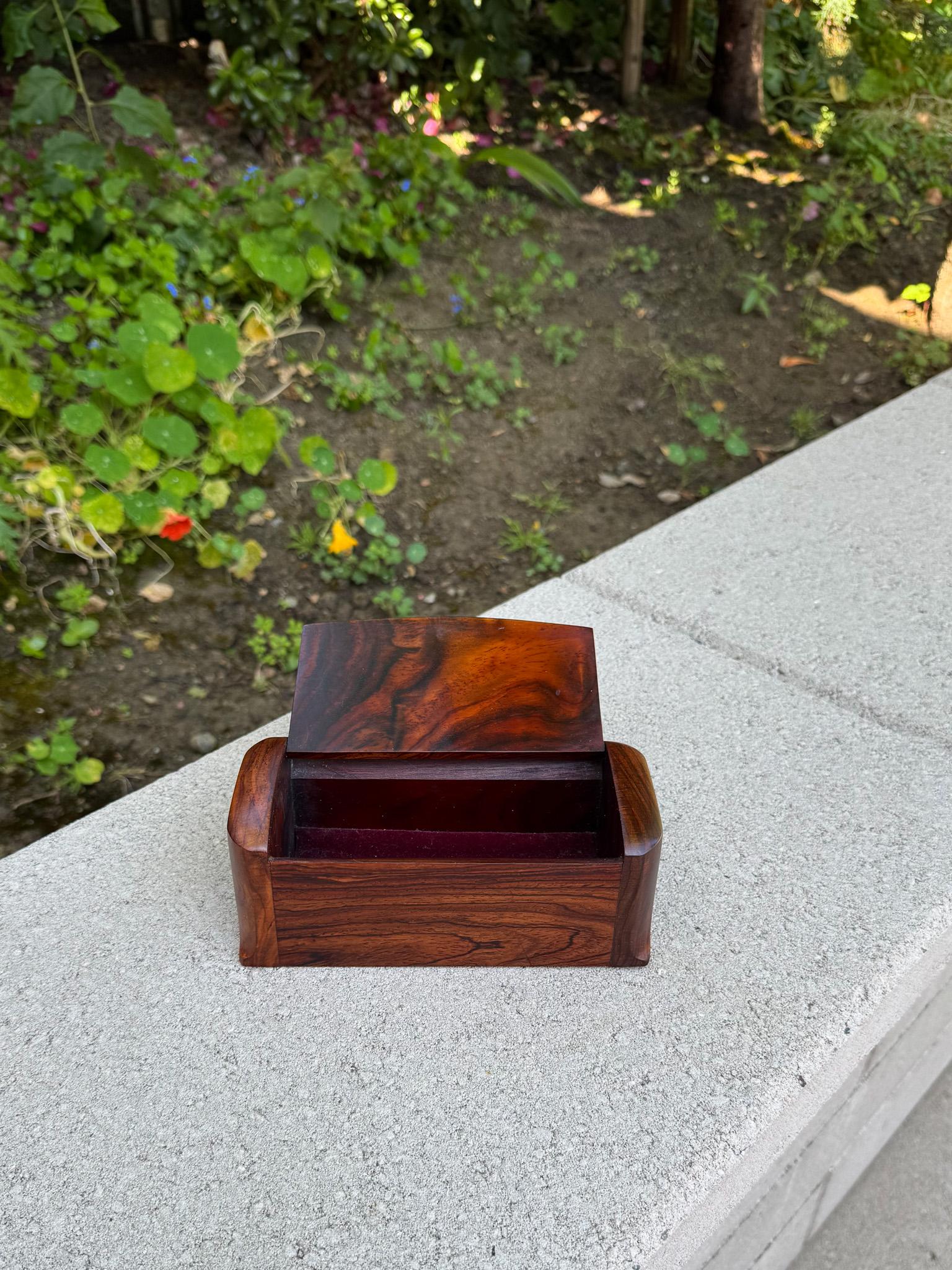 Caja artesanal de madera maciza con tapa, Siglo XX Cereza
