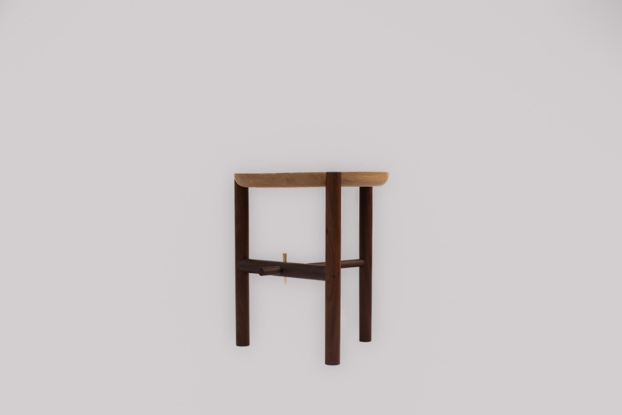 Organique Table d'appoint en bois massif fabriquée à la main par Ania Wolowska - Contemporary Mexican Design en vente