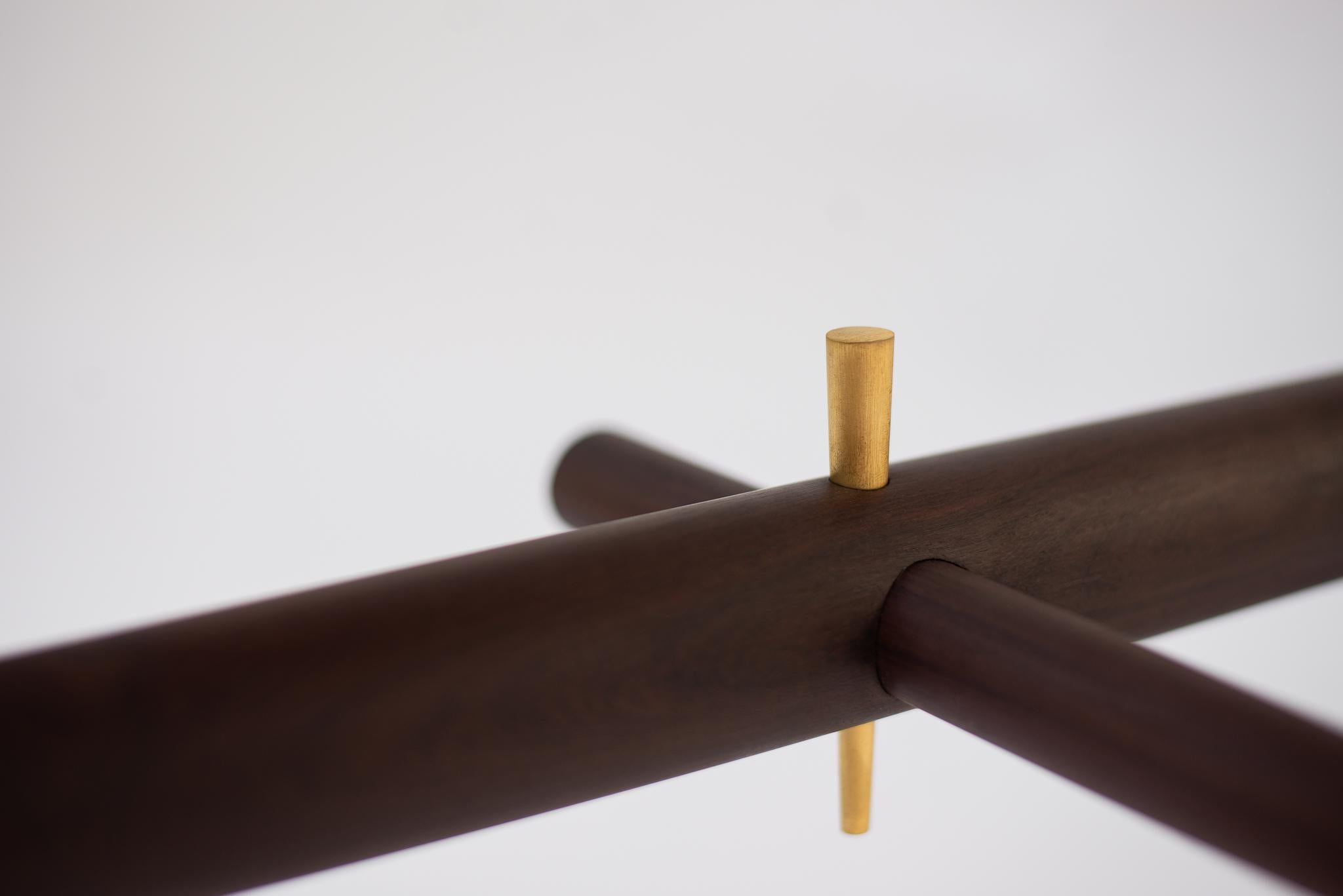 Travail du bois Table d'appoint en bois massif fabriquée à la main par Ania Wolowska - Contemporary Mexican Design en vente