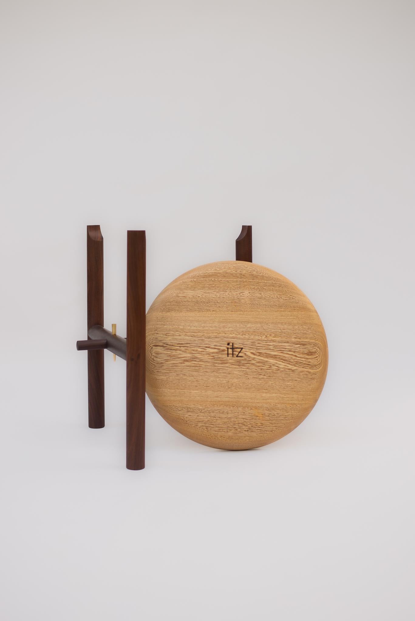 XXIe siècle et contemporain Table d'appoint en bois massif fabriquée à la main par Ania Wolowska - Contemporary Mexican Design en vente