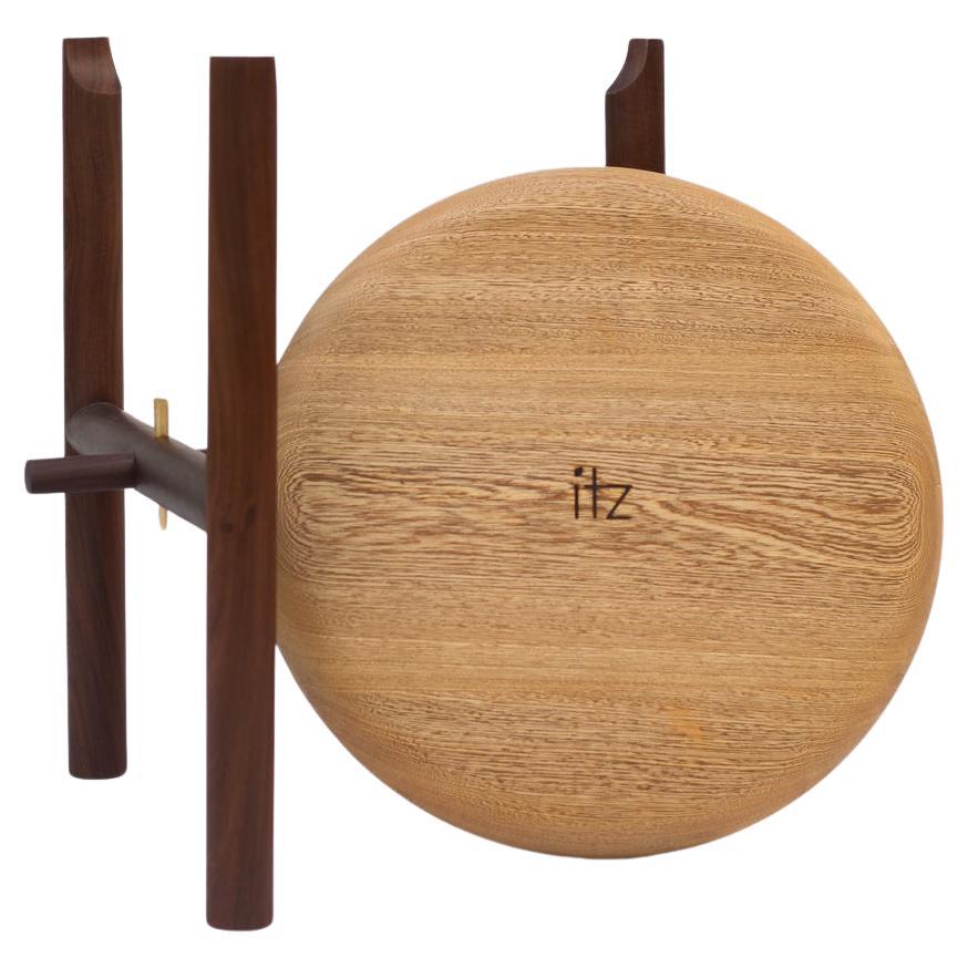 Mesa auxiliar artesanal de madera maciza de Ania Wolowska - Diseño mexicano contemporáneo