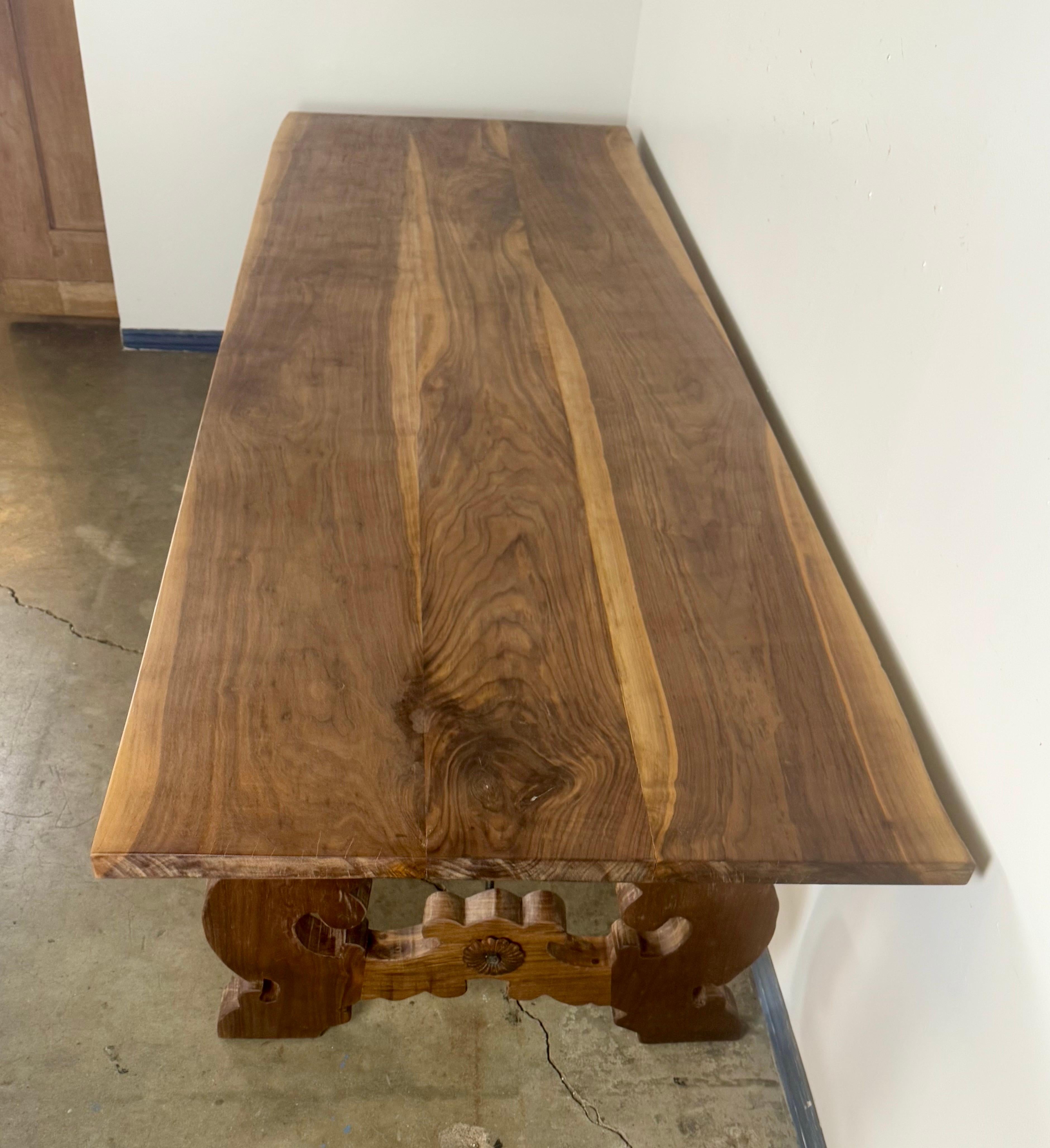 Table de salle à manger à tréteaux en Wood Wood massif, fabriquée à la main, avec brancard en fer forgé en vente 3