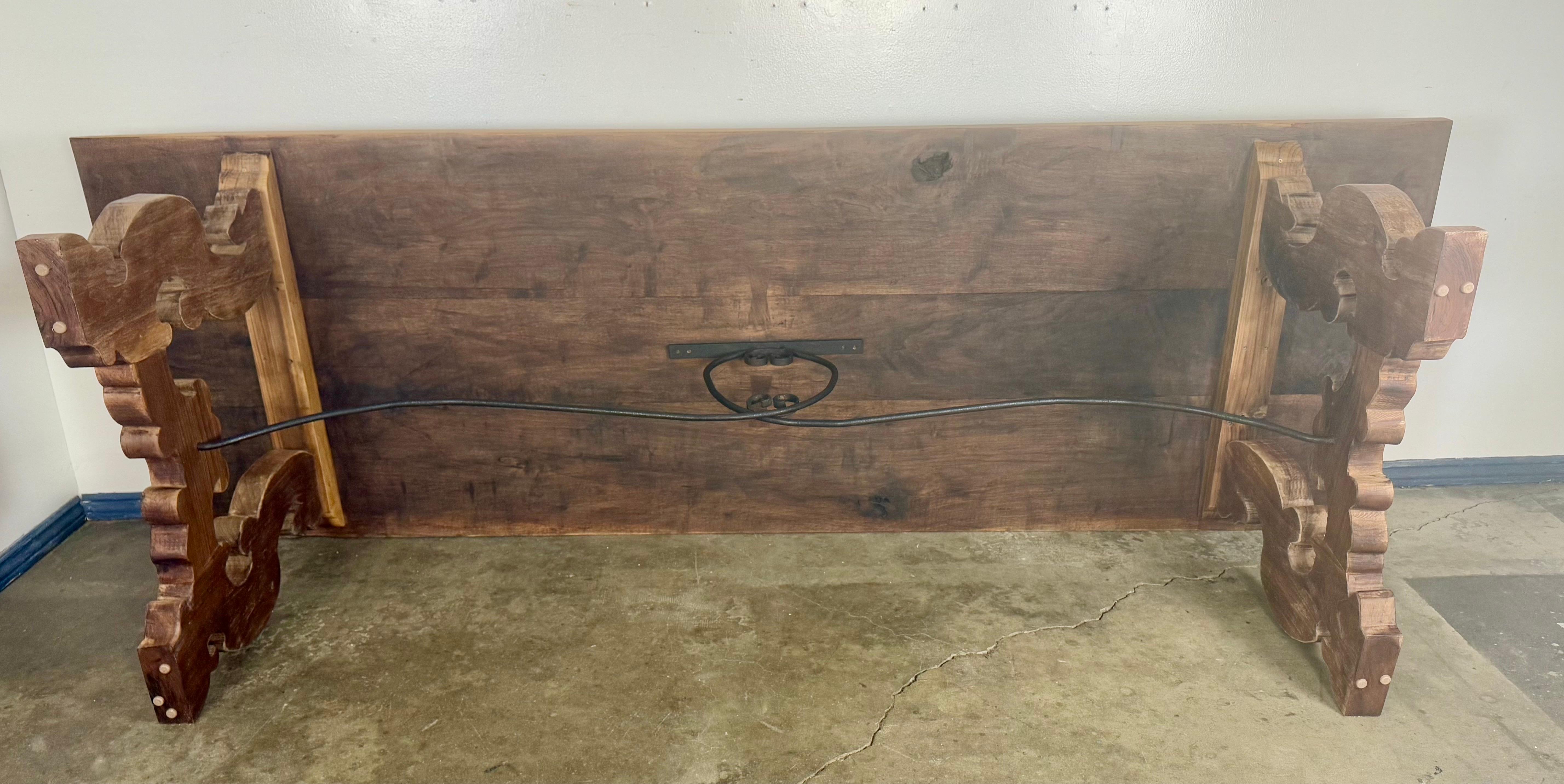 Table de salle à manger à tréteaux en Wood Wood massif, fabriquée à la main, avec brancard en fer forgé en vente 4