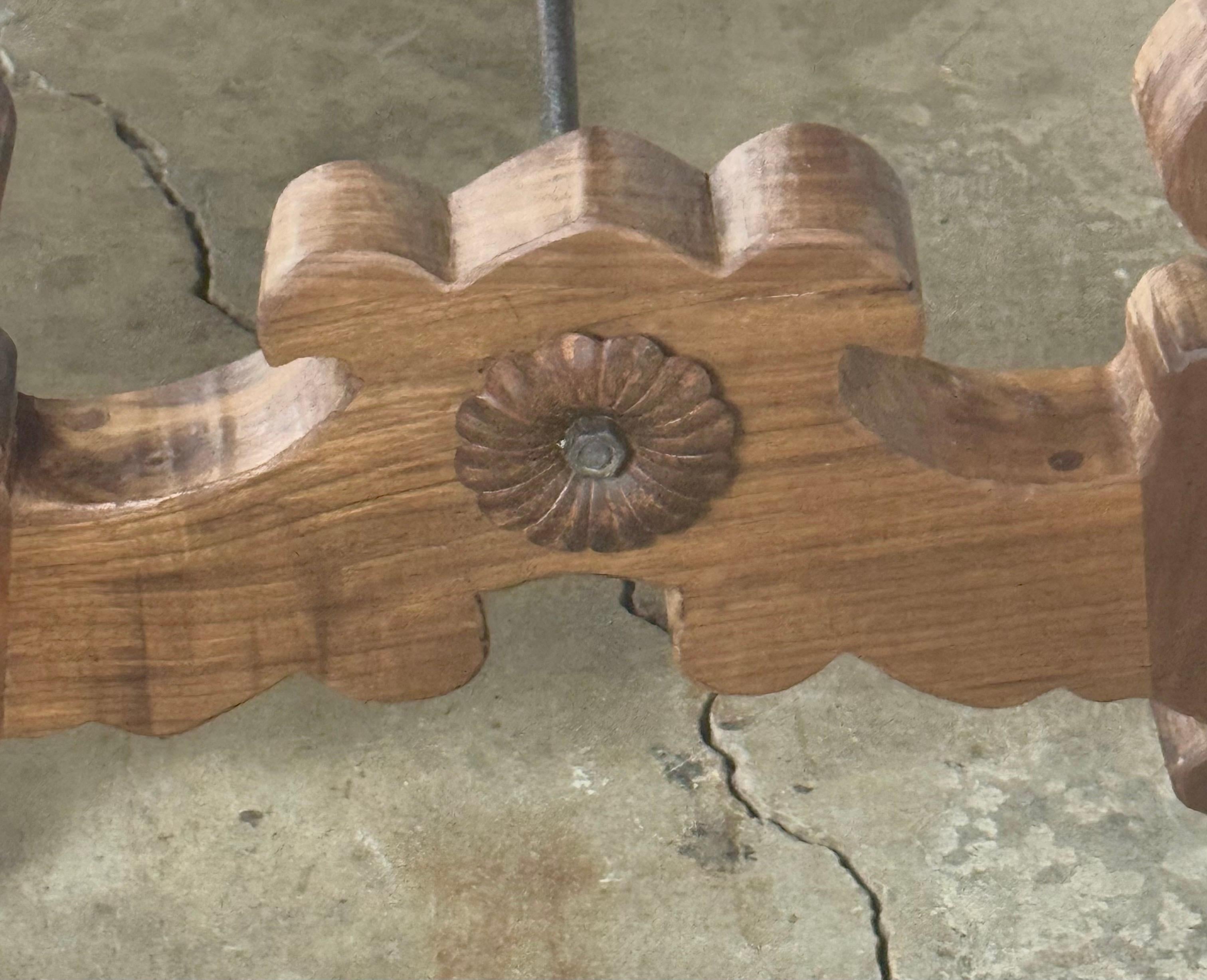 Table de salle à manger à tréteaux en Wood Wood massif, fabriquée à la main, avec brancard en fer forgé en vente 5