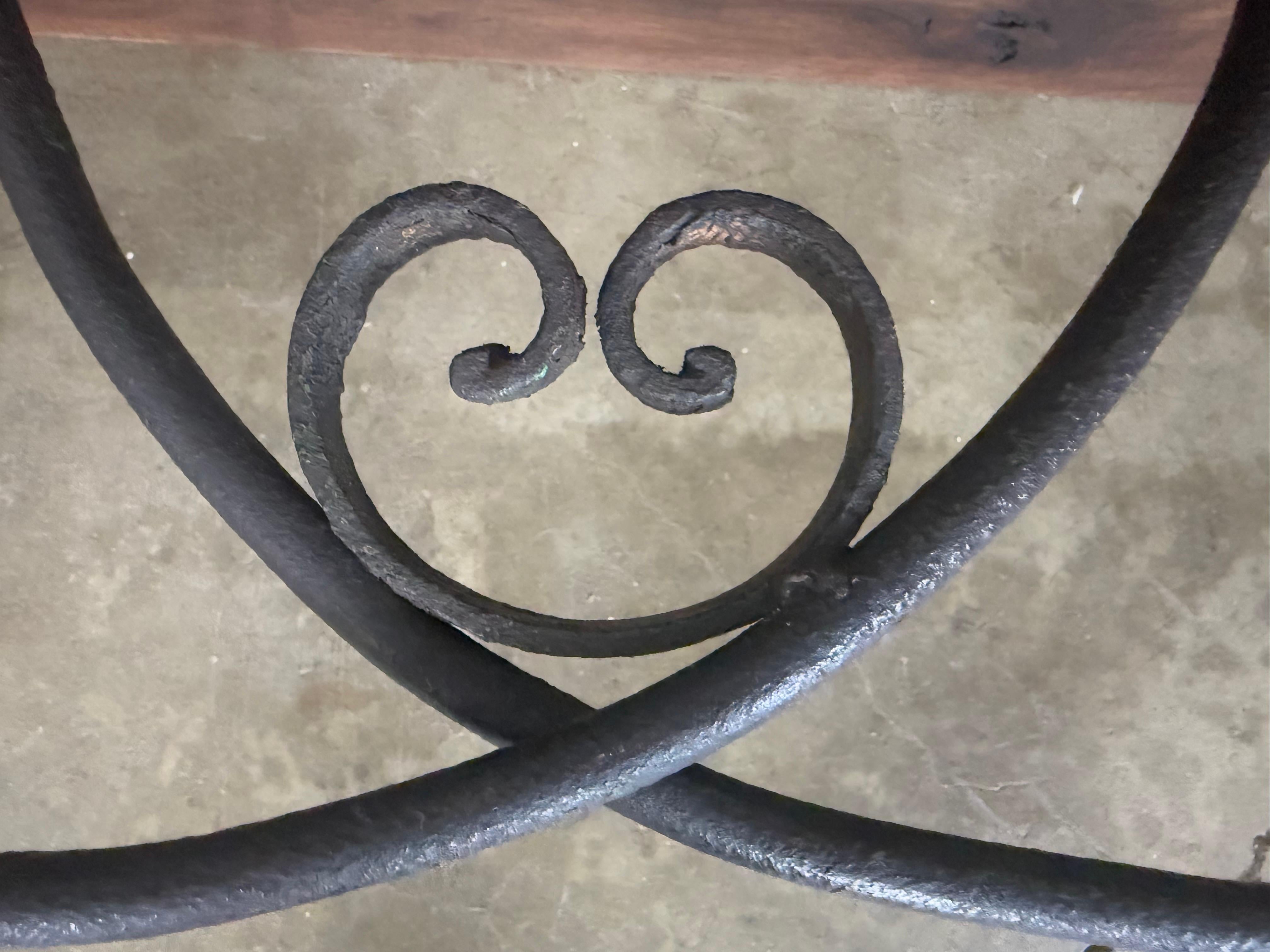 Table de salle à manger à tréteaux en Wood Wood massif, fabriquée à la main, avec brancard en fer forgé en vente 6