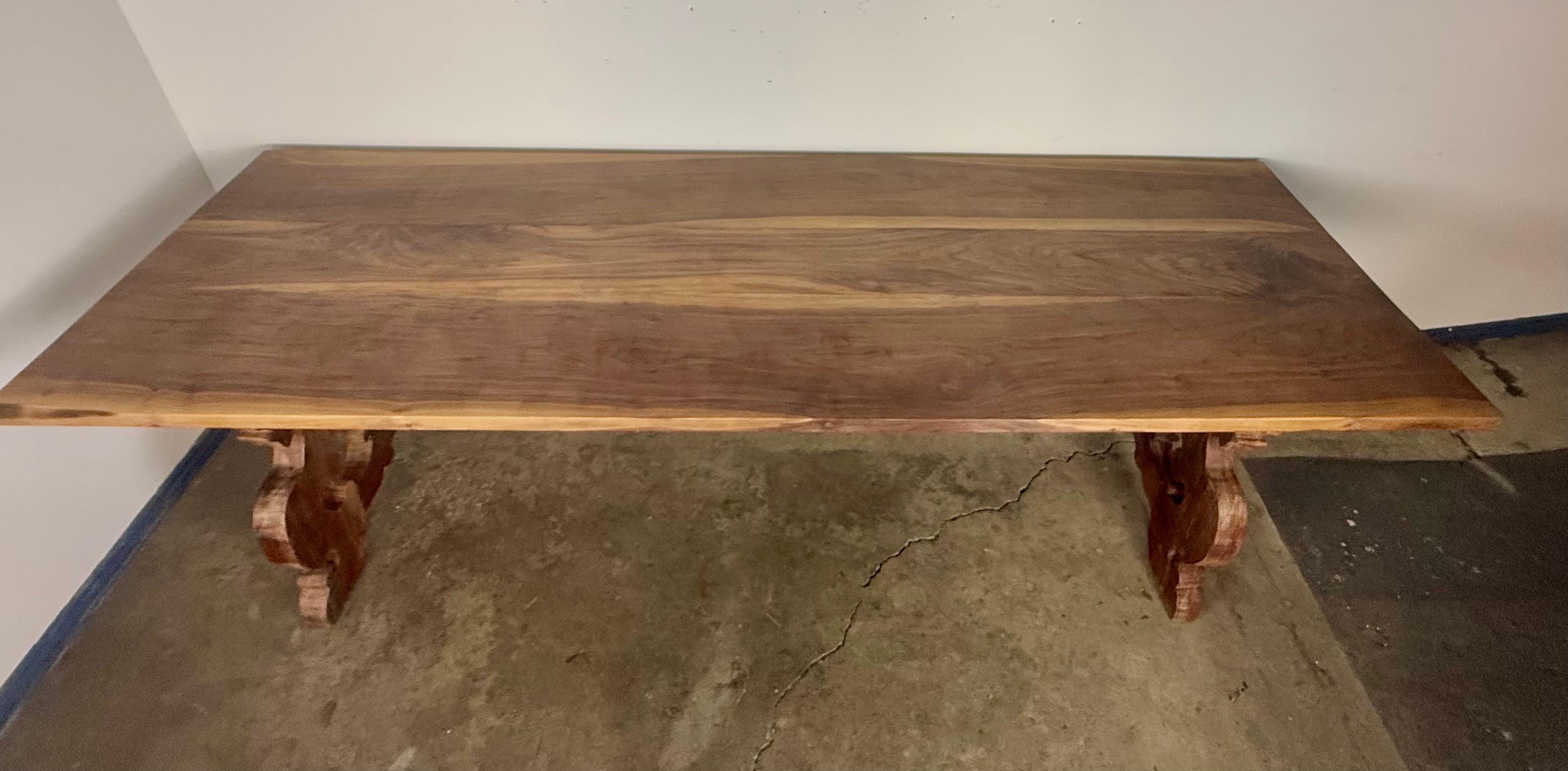 Revival Table de salle à manger à tréteaux en Wood Wood massif, fabriquée à la main, avec brancard en fer forgé en vente