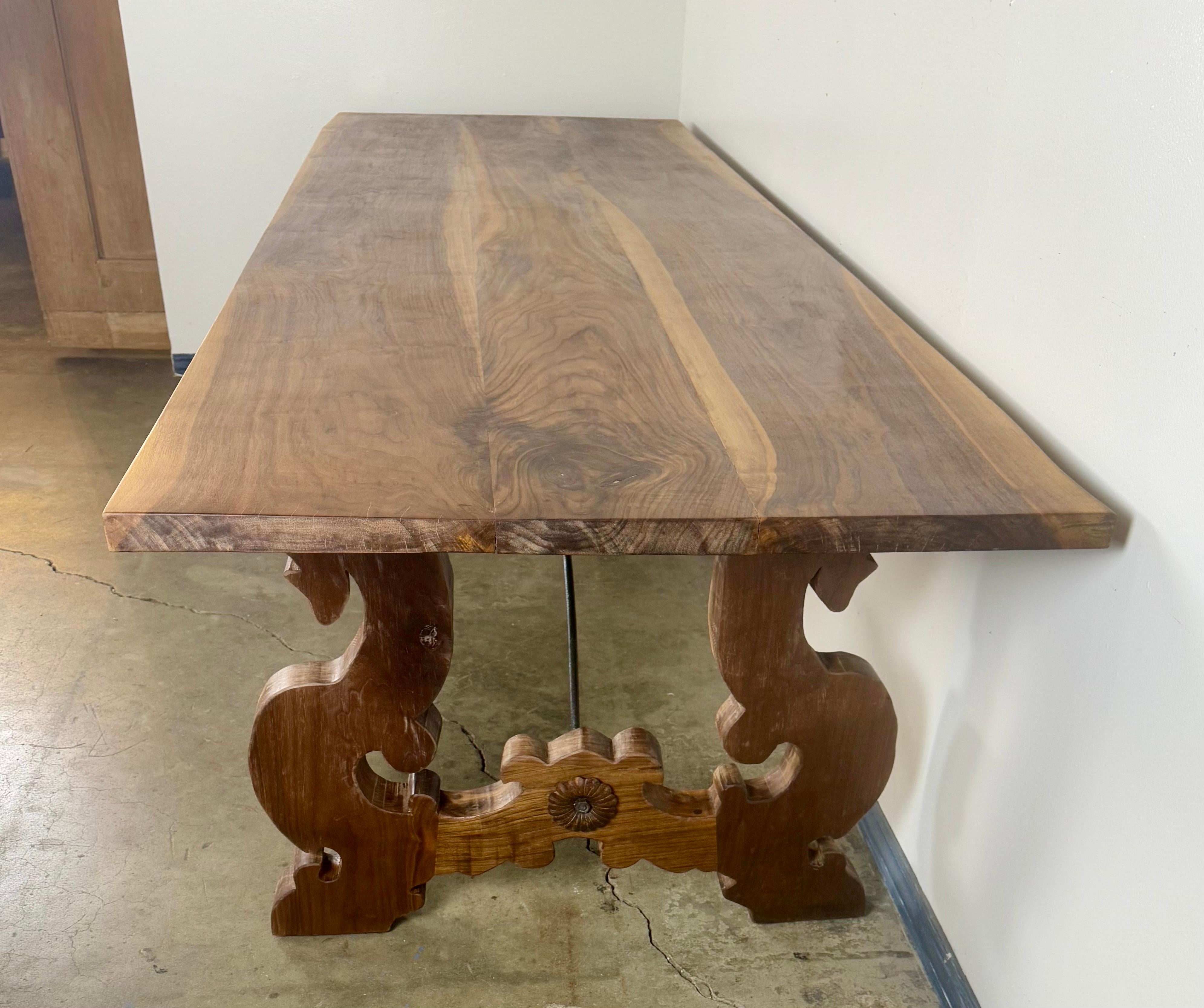 Nord-américain Table de salle à manger à tréteaux en Wood Wood massif, fabriquée à la main, avec brancard en fer forgé en vente