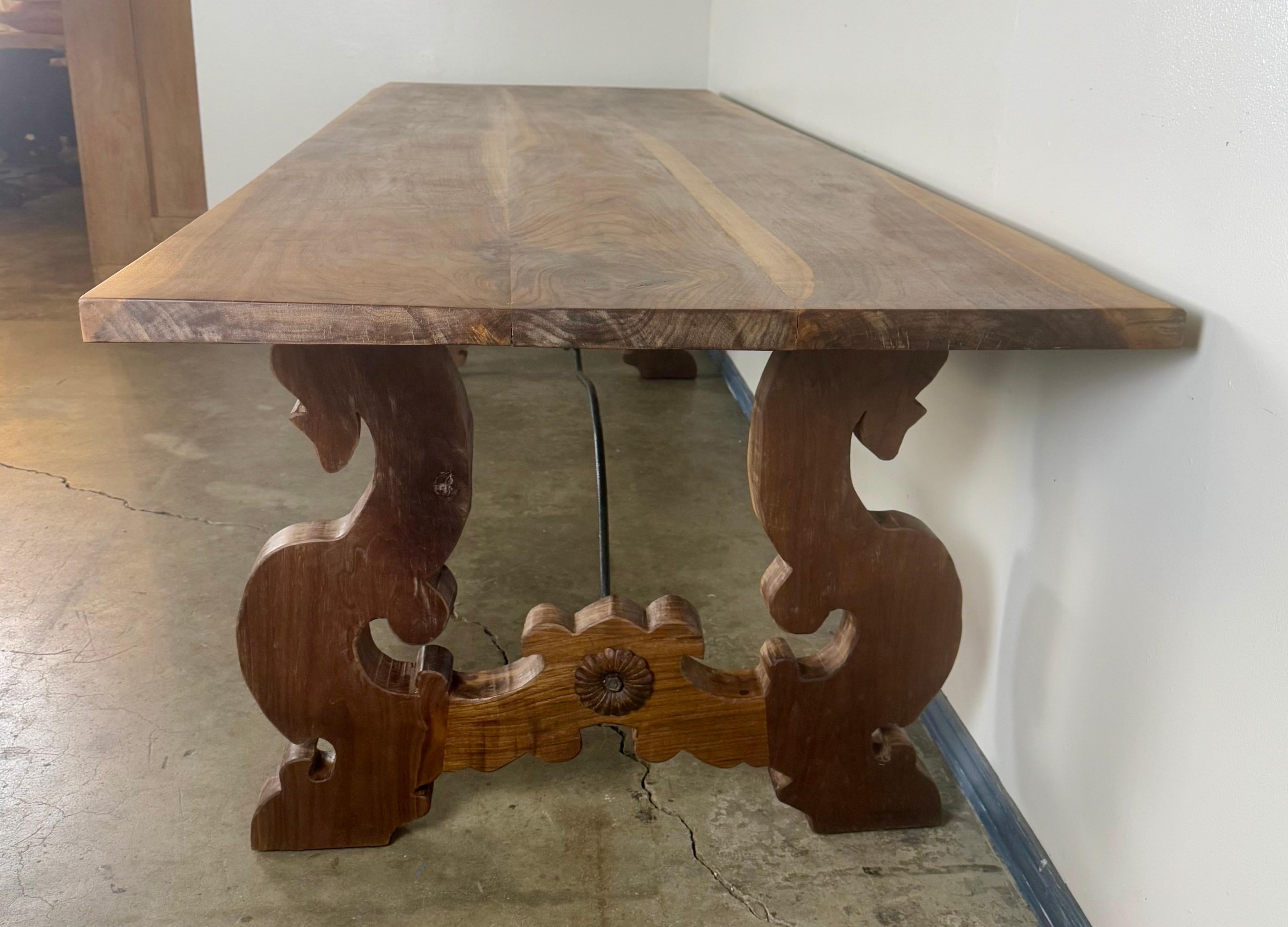 XXIe siècle et contemporain Table de salle à manger à tréteaux en Wood Wood massif, fabriquée à la main, avec brancard en fer forgé en vente