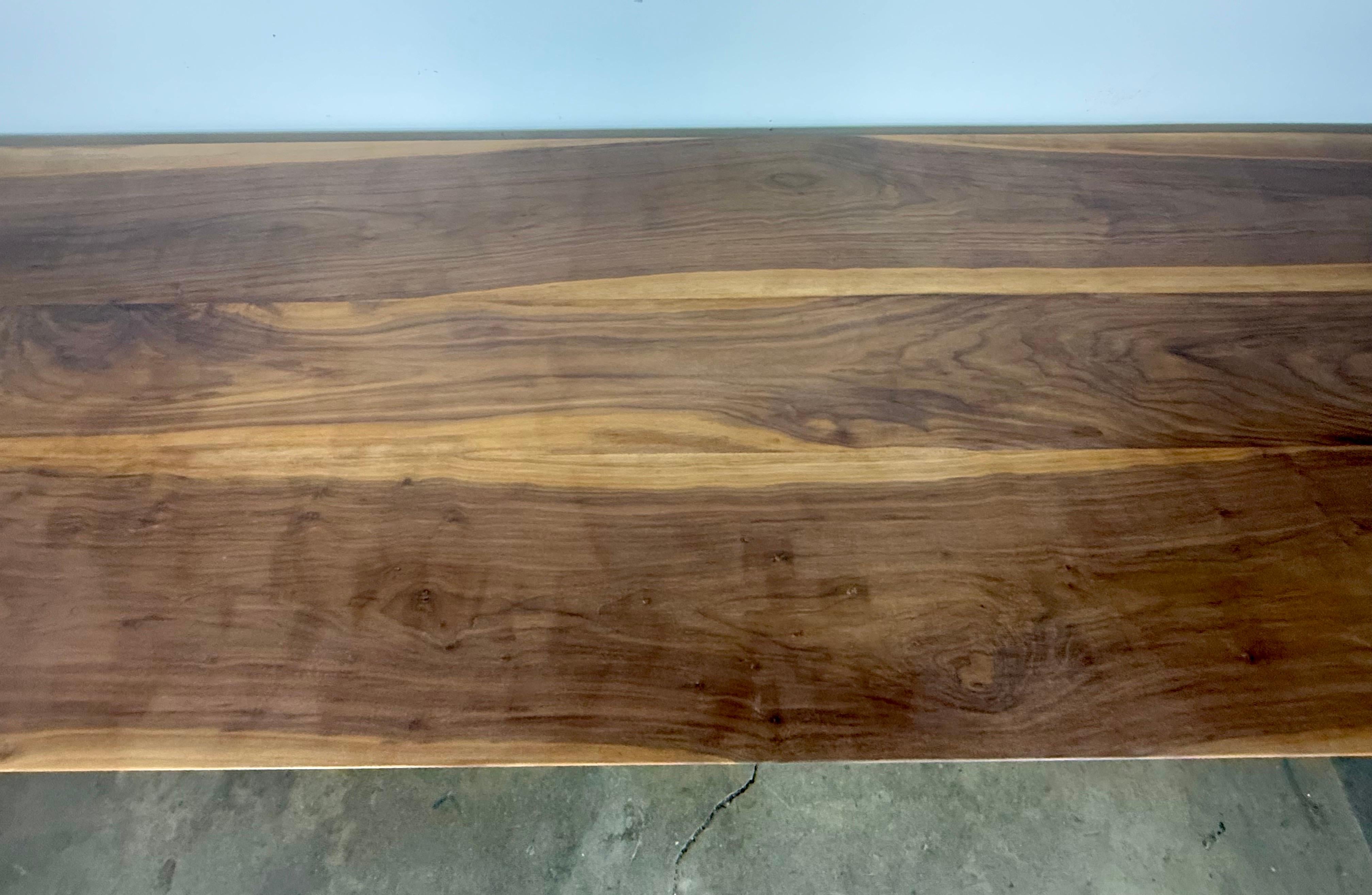 Table de salle à manger à tréteaux en Wood Wood massif, fabriquée à la main, avec brancard en fer forgé en vente 2