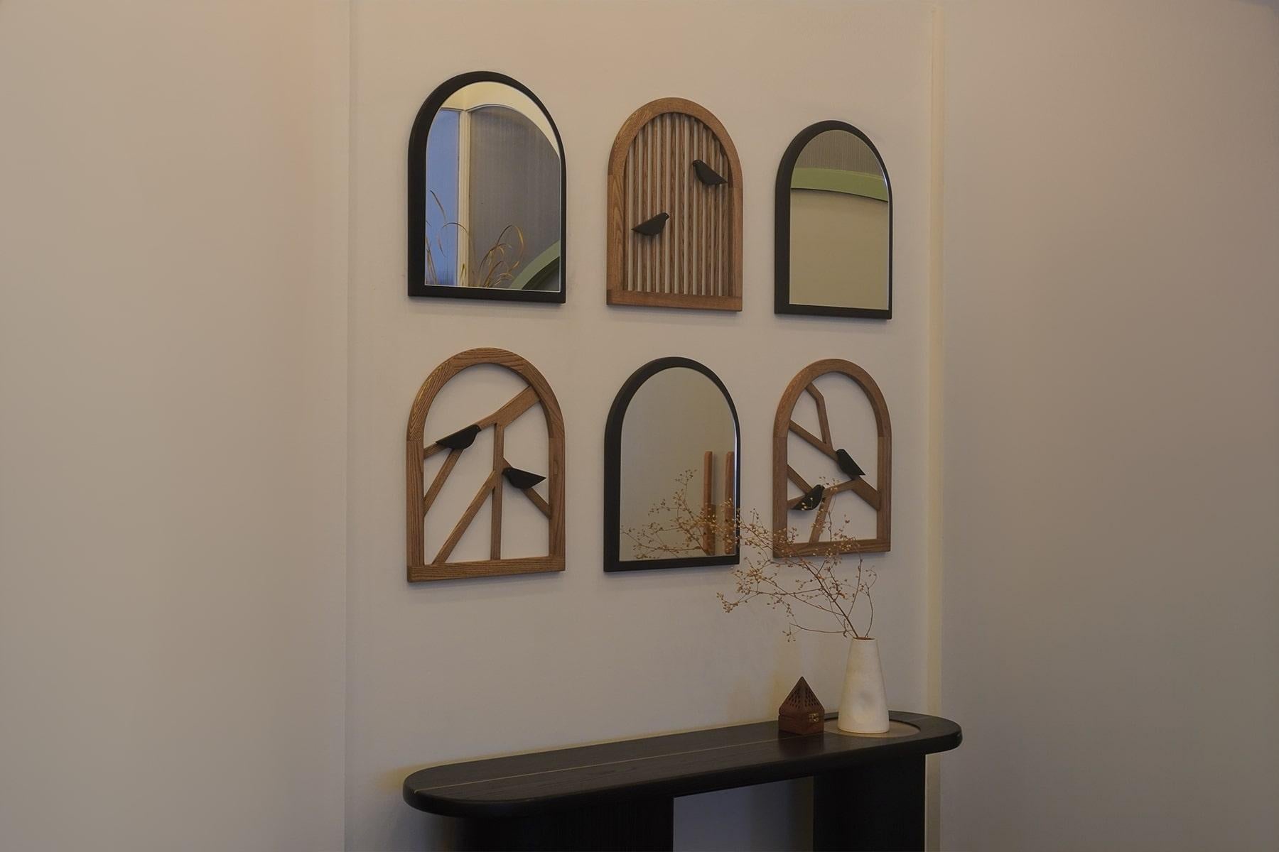 Trasportati nella grandezza dei palazzi reali dell'India con gli specchi Jaipur Reflections. Ispirati alle opulente finestre dei palazzi, questi capolavori artigianali in legno massiccio, impreziositi da intricati dettagli in ottone, sono più che