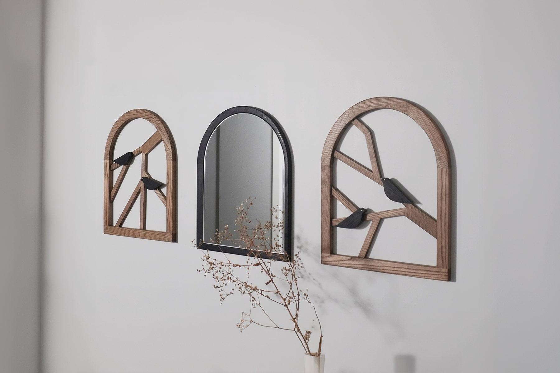 Fatto a mano Set di 4 decorazioni e specchi da parete in legno massiccio realizzati a mano con uccelli e ottone in vendita
