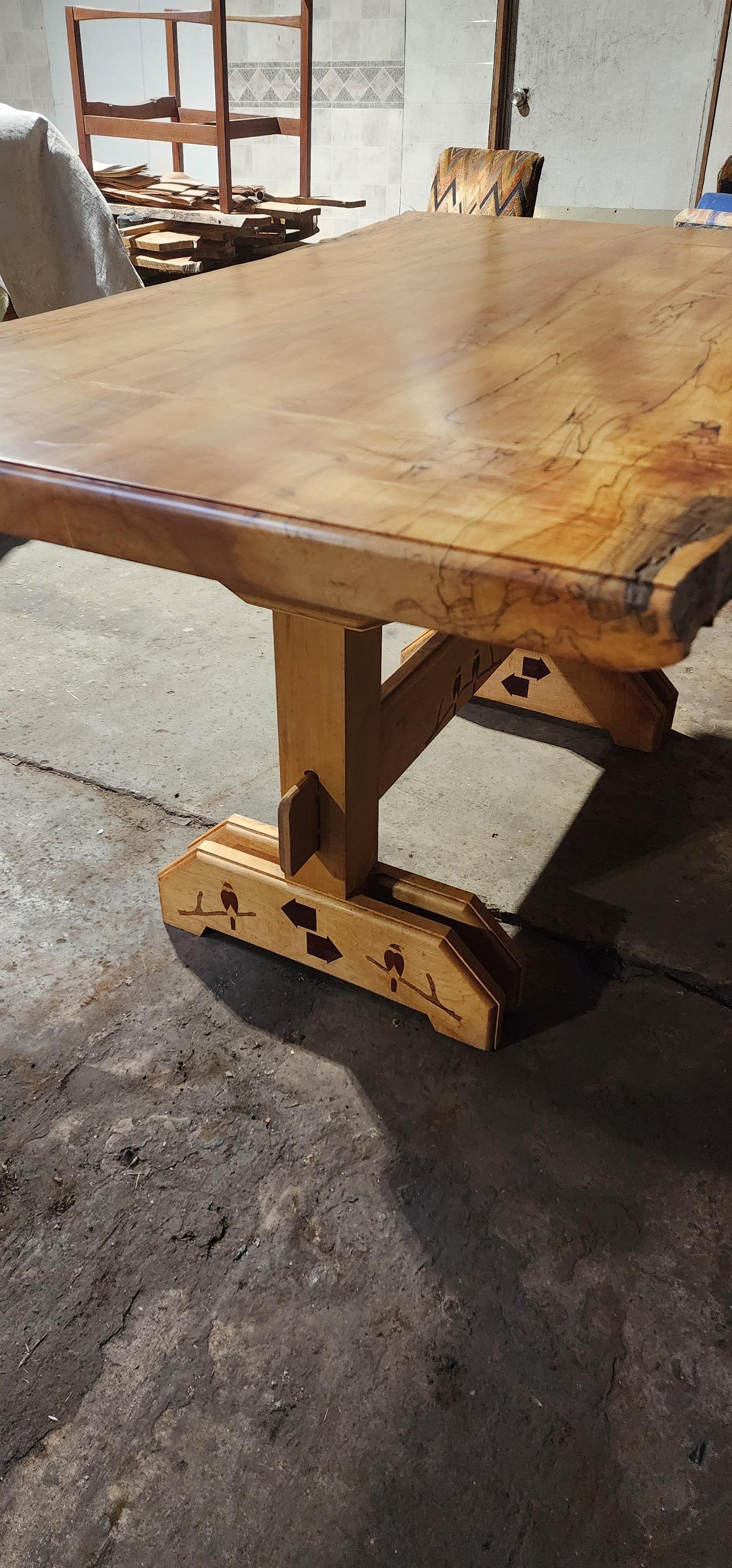 Handgefertigter Spalted Maple Trestle Tisch mit eingelegtem Vogelmotiv (American Arts and Crafts) im Angebot