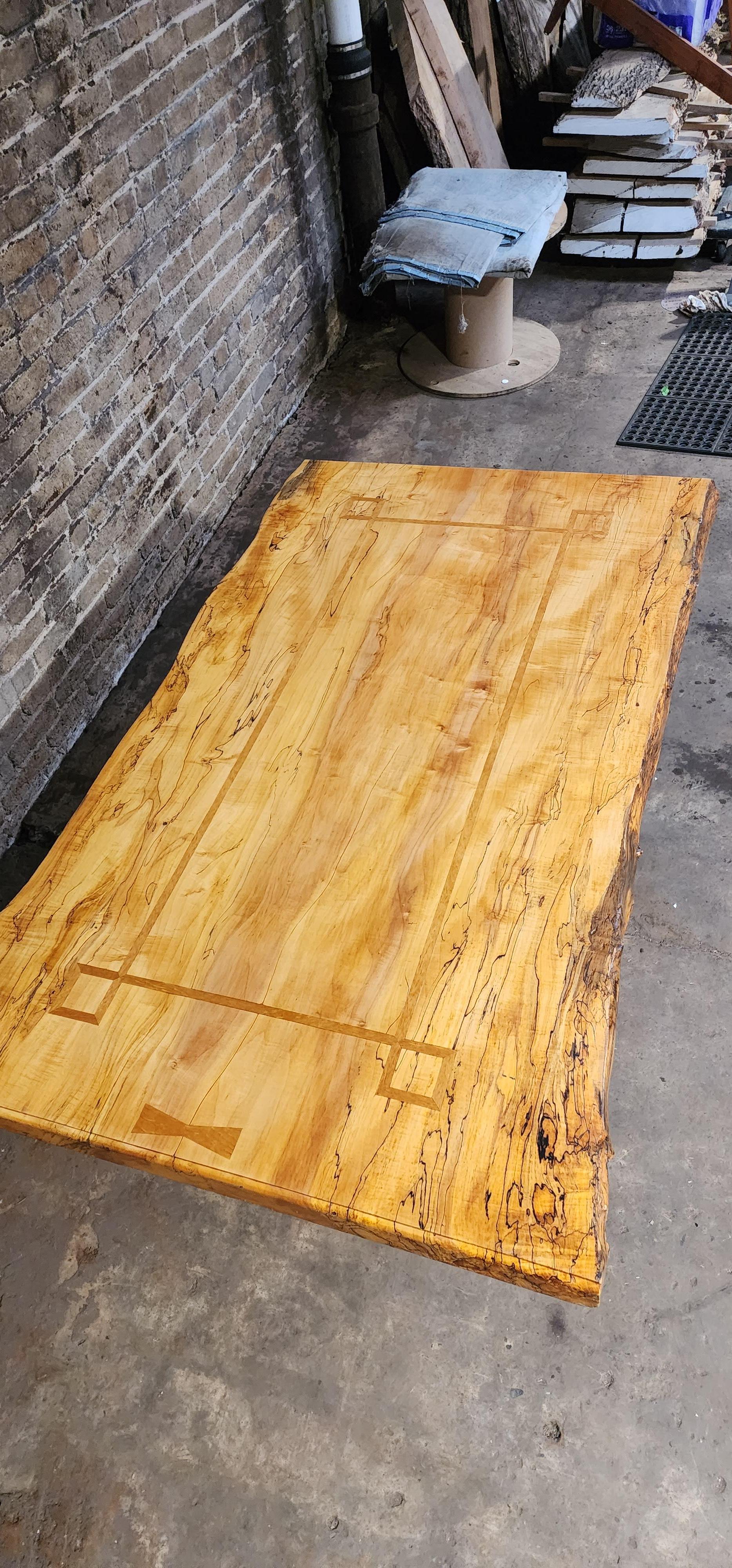 Handgefertigter Spalted Maple Trestle Tisch mit eingelegtem Vogelmotiv (amerikanisch) im Angebot