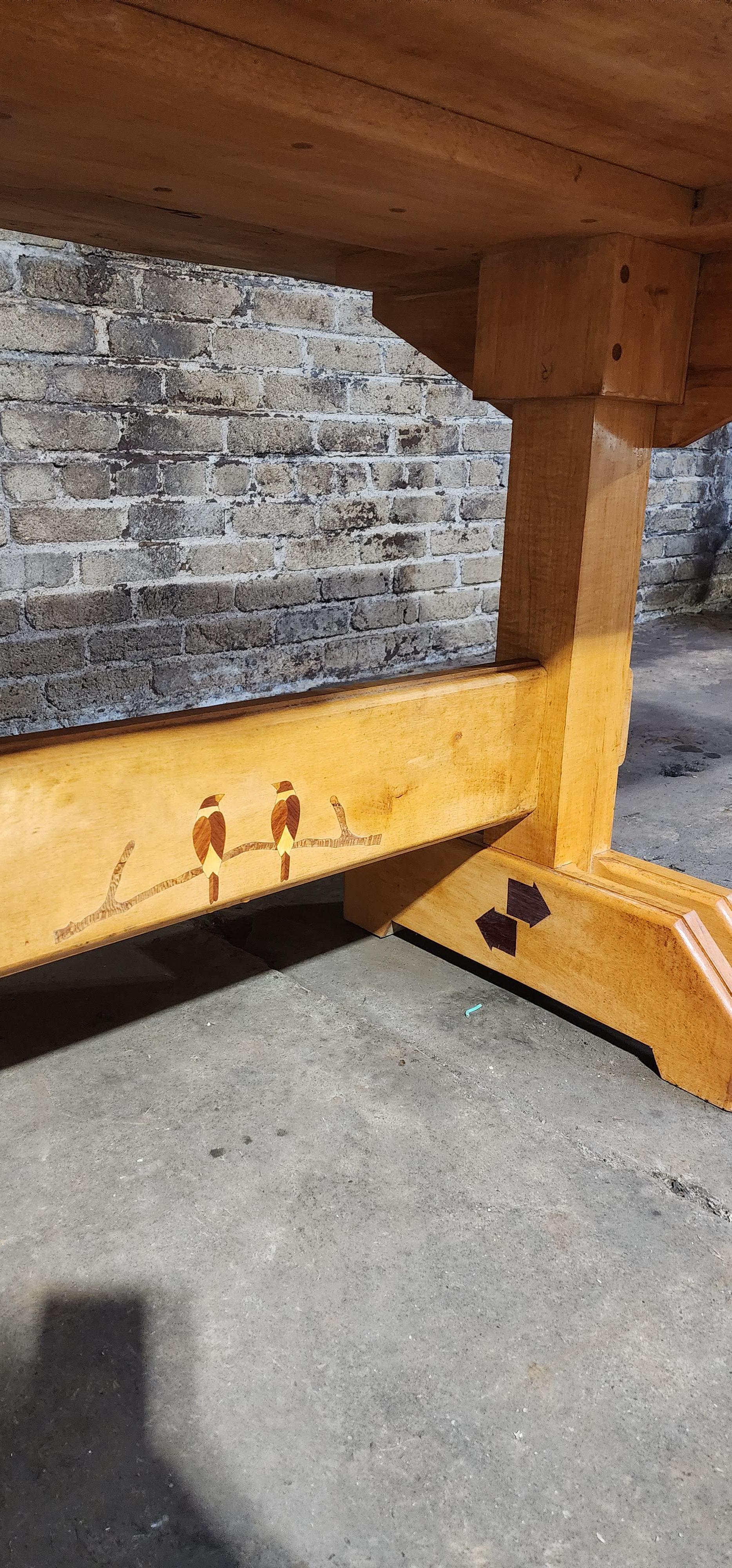 Handgefertigter Spalted Maple Trestle Tisch mit eingelegtem Vogelmotiv (Marketerie) im Angebot