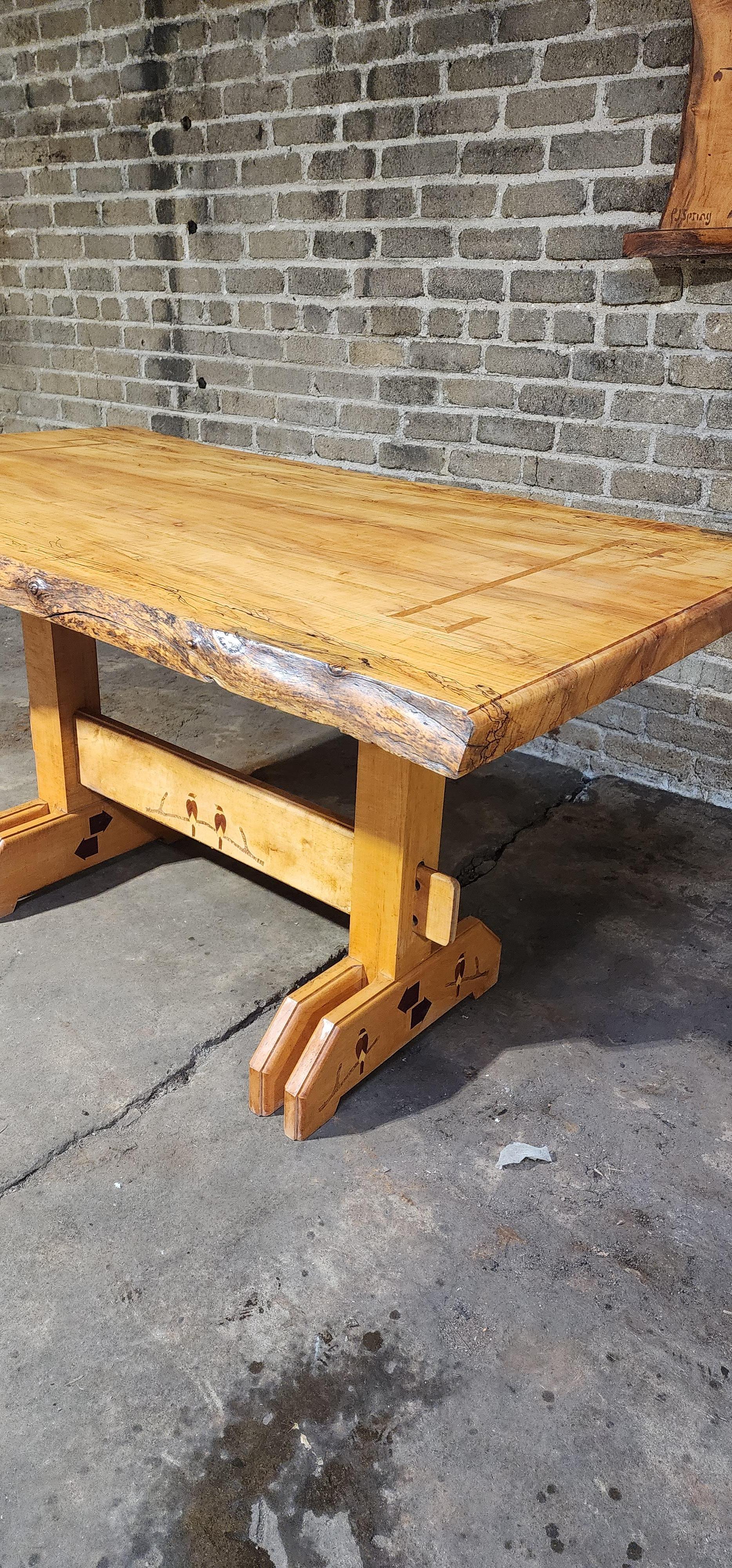 Handgefertigter Spalted Maple Trestle Tisch mit eingelegtem Vogelmotiv im Zustand „Gut“ im Angebot in Philadelphia, PA