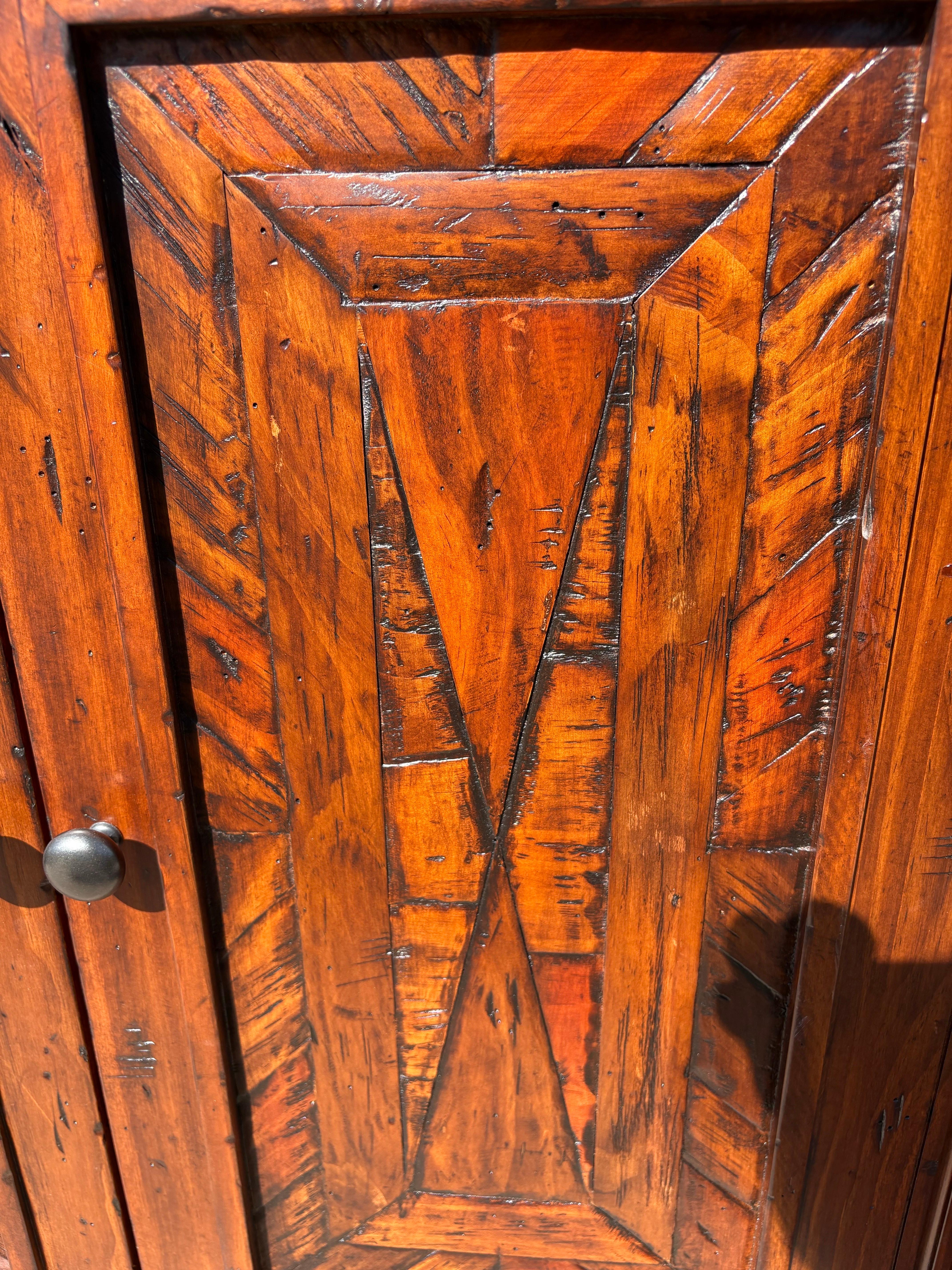 Handgefertigte Anrichte aus spanischer Kiefer von Hooker Furniture im Angebot 5