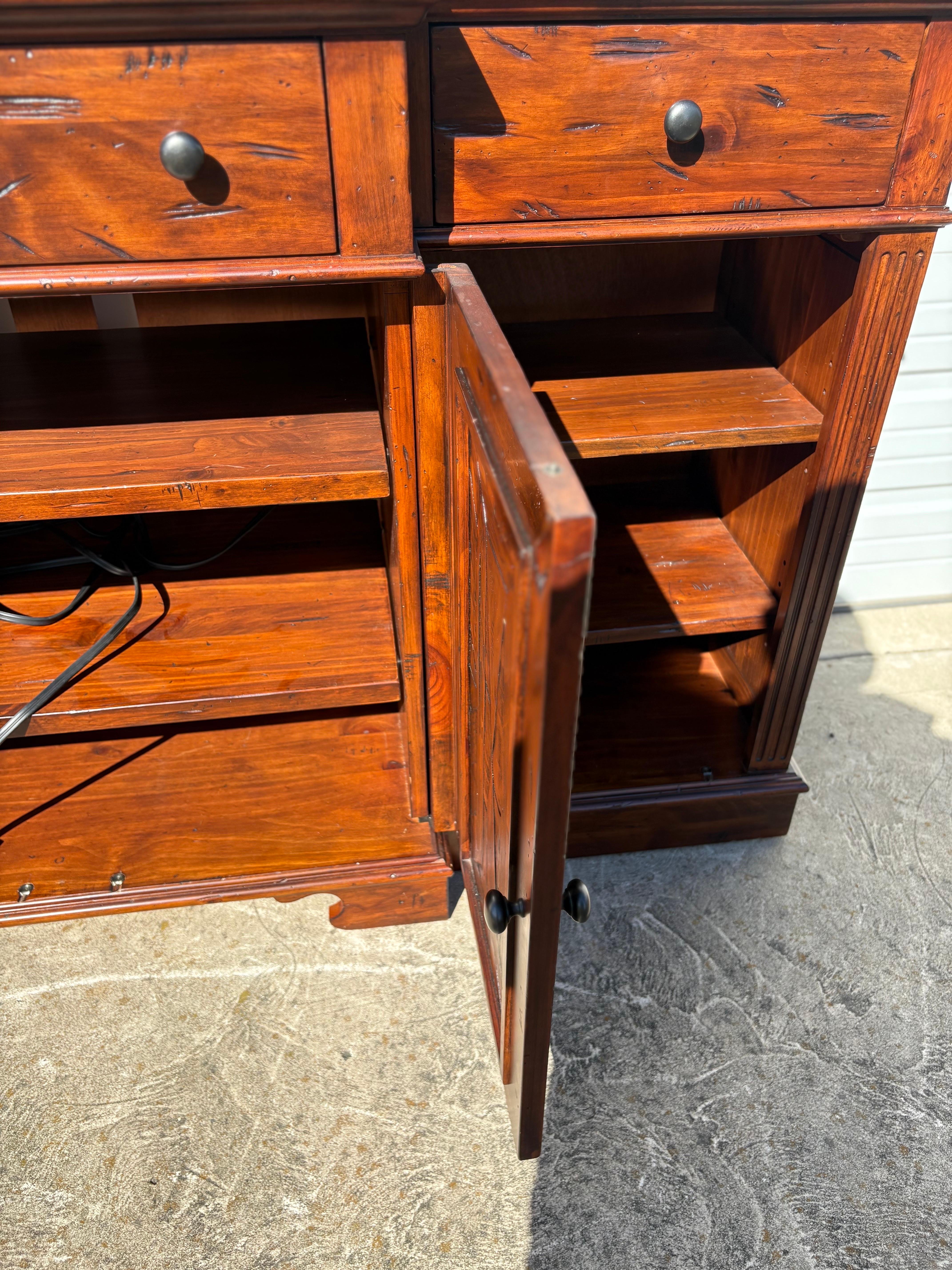 Handgefertigte Anrichte aus spanischer Kiefer von Hooker Furniture im Angebot 6