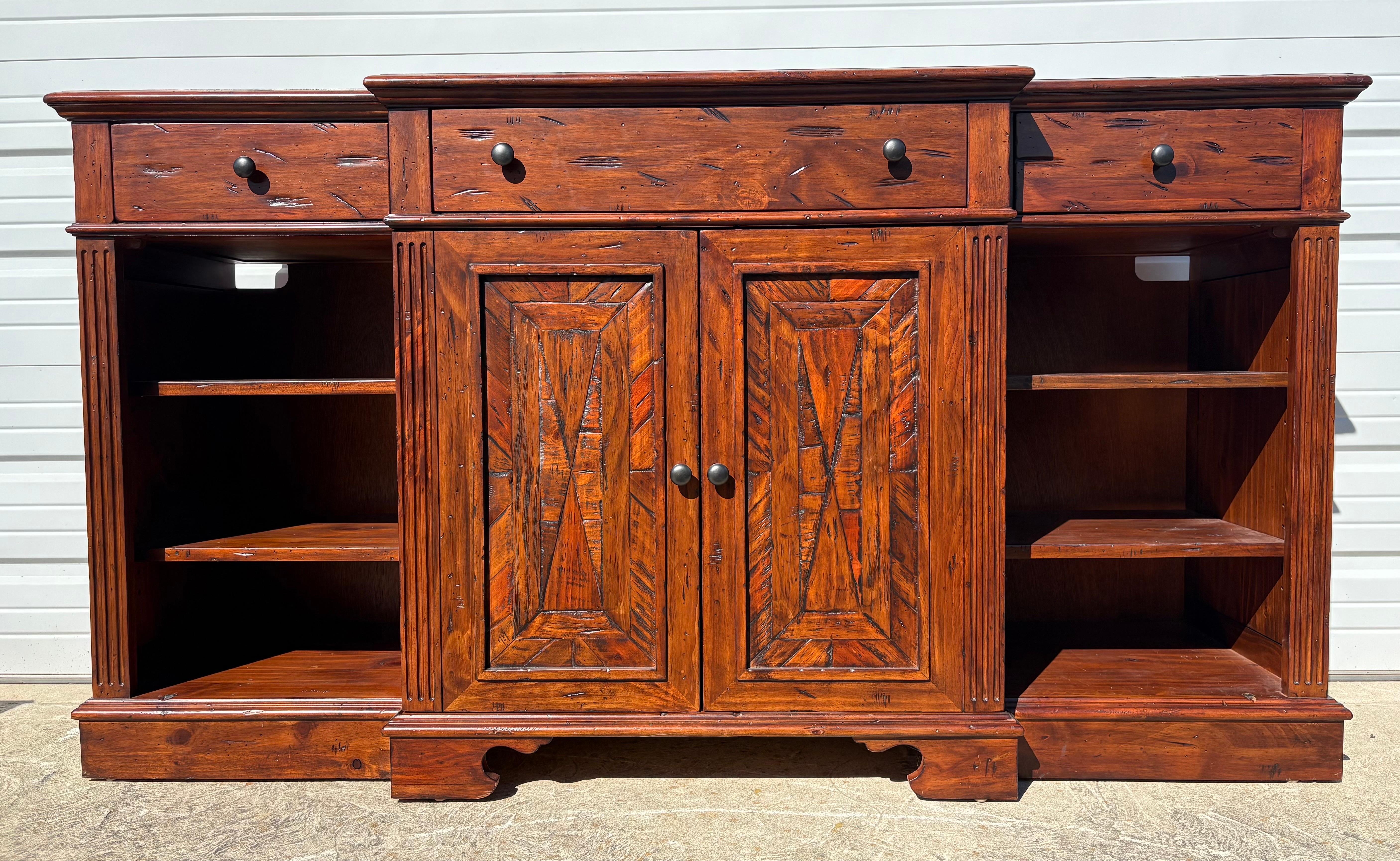 Handgefertigte Anrichte aus spanischer Kiefer von Hooker Furniture im Angebot 7